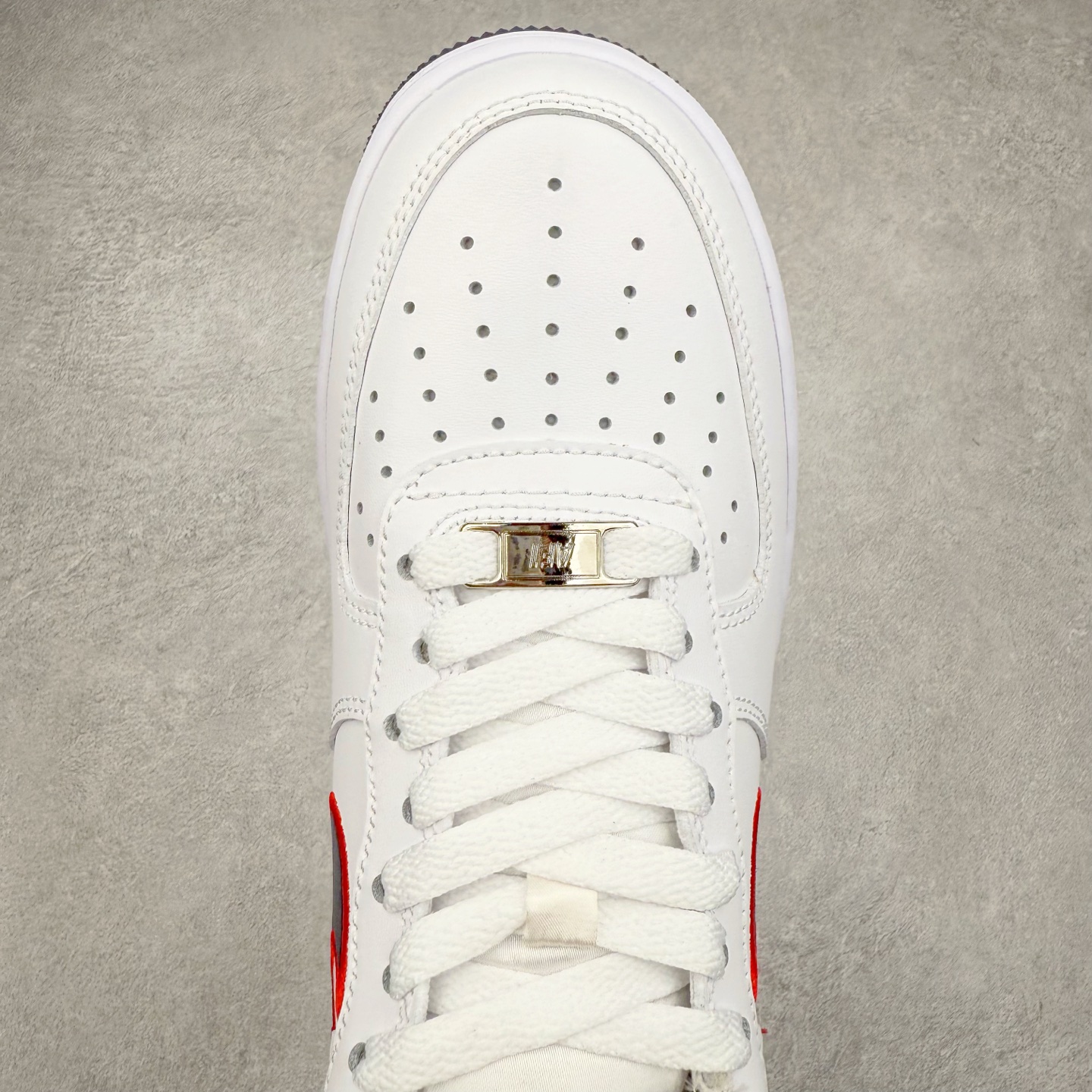 图片[4]-＃XT纯原福利 NK Air Force 1´07 Low 空军一号低帮百搭休闲运动板鞋 顶级批次 2022全新楦头鞋型 鱼鳞大底 历时开发三个月 清洁度完美 二维码鞋标 内置芯片及solo气垫 大底高度及其弧度依照正品 钢印 logo刺绣 鞋口弧度 鞋头长度 鞋面冲孔 鞋垫背胶及钢印 完美鞋型对比正品 每一处都是细节满满 柔软、弹性十足的缓震性能和出色的中底设计 横跨复古与现代的外型结合 造就出风靡全球 三十多年的Force 1 直到今天还深受青睐 实拍调校N版已经零色差零失真 百分百还原实物色彩所见即所得 不存在货不对板色差等低级问题 选购参考实物拍摄 不混卖不参货 只用心做好货严格选品 承诺混一赔十 尺码：36 36.5 37.5 38 38.5 39 40 40.5 41 42 42.5 43 44 44.5 45-选品中心