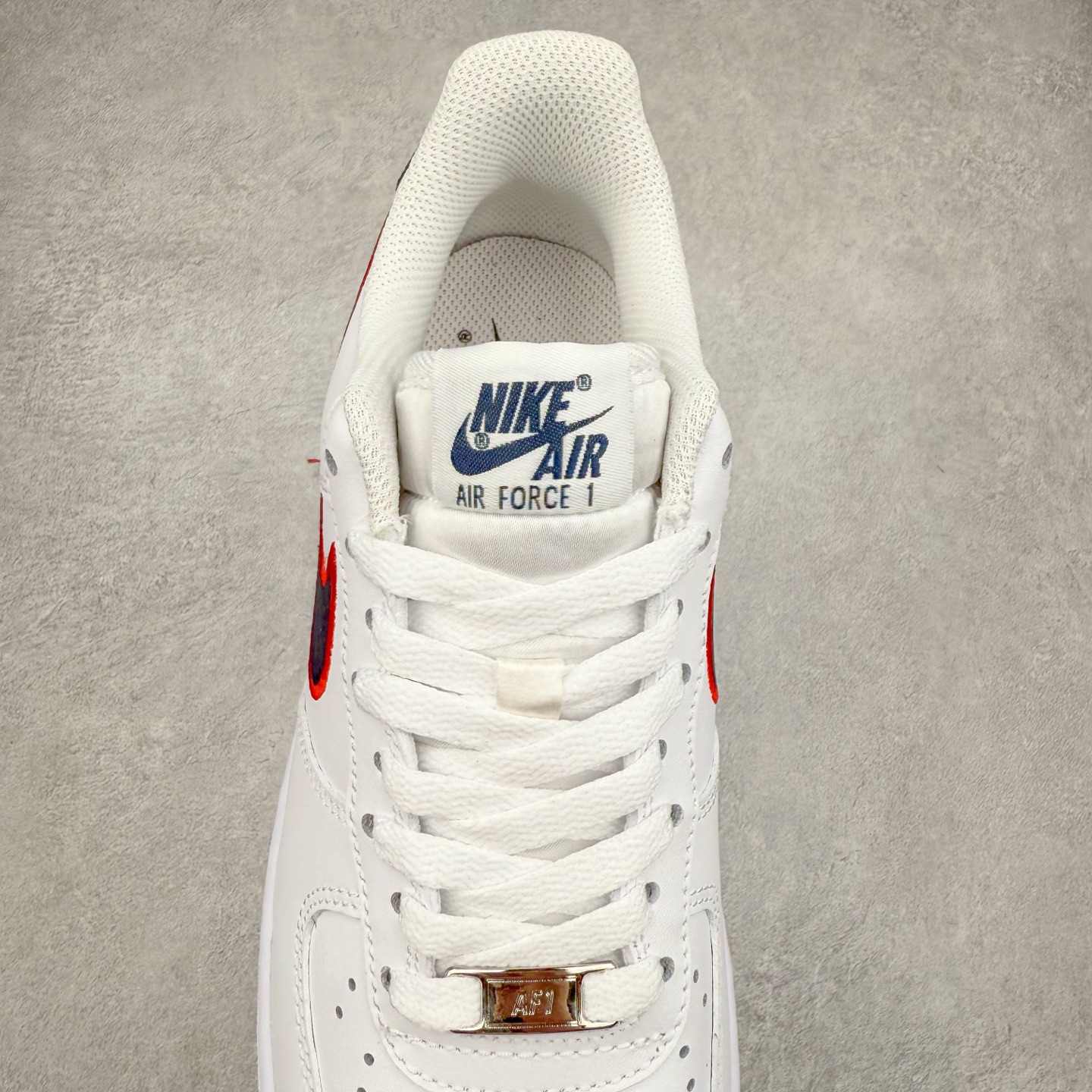 图片[5]-＃XT纯原福利 NK Air Force 1´07 Low 空军一号低帮百搭休闲运动板鞋 顶级批次 2022全新楦头鞋型 鱼鳞大底 历时开发三个月 清洁度完美 二维码鞋标 内置芯片及solo气垫 大底高度及其弧度依照正品 钢印 logo刺绣 鞋口弧度 鞋头长度 鞋面冲孔 鞋垫背胶及钢印 完美鞋型对比正品 每一处都是细节满满 柔软、弹性十足的缓震性能和出色的中底设计 横跨复古与现代的外型结合 造就出风靡全球 三十多年的Force 1 直到今天还深受青睐 实拍调校N版已经零色差零失真 百分百还原实物色彩所见即所得 不存在货不对板色差等低级问题 选购参考实物拍摄 不混卖不参货 只用心做好货严格选品 承诺混一赔十 尺码：36 36.5 37.5 38 38.5 39 40 40.5 41 42 42.5 43 44 44.5 45-选品中心