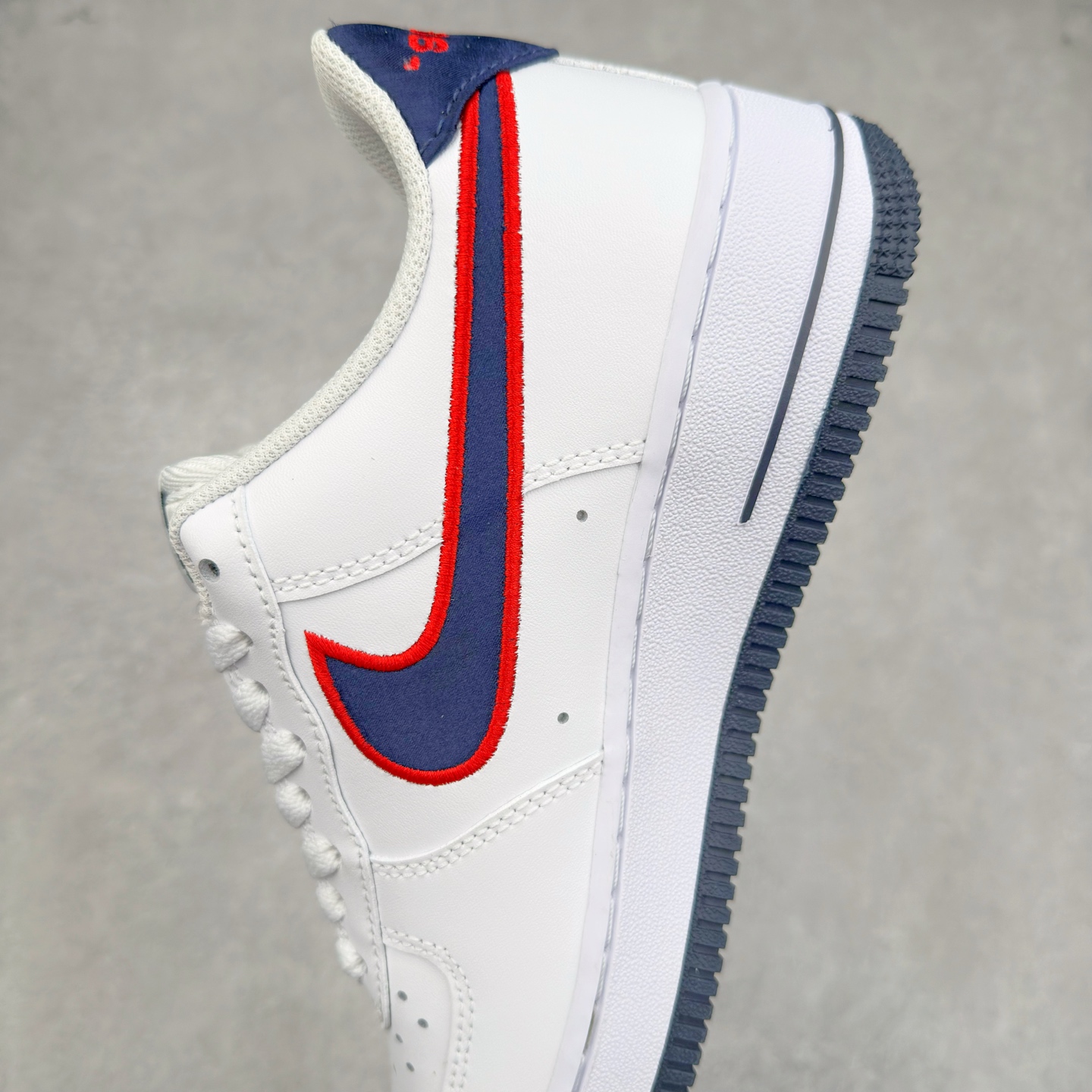 图片[7]-＃XT纯原福利 NK Air Force 1´07 Low 空军一号低帮百搭休闲运动板鞋 顶级批次 2022全新楦头鞋型 鱼鳞大底 历时开发三个月 清洁度完美 二维码鞋标 内置芯片及solo气垫 大底高度及其弧度依照正品 钢印 logo刺绣 鞋口弧度 鞋头长度 鞋面冲孔 鞋垫背胶及钢印 完美鞋型对比正品 每一处都是细节满满 柔软、弹性十足的缓震性能和出色的中底设计 横跨复古与现代的外型结合 造就出风靡全球 三十多年的Force 1 直到今天还深受青睐 实拍调校N版已经零色差零失真 百分百还原实物色彩所见即所得 不存在货不对板色差等低级问题 选购参考实物拍摄 不混卖不参货 只用心做好货严格选品 承诺混一赔十 尺码：36 36.5 37.5 38 38.5 39 40 40.5 41 42 42.5 43 44 44.5 45-选品中心