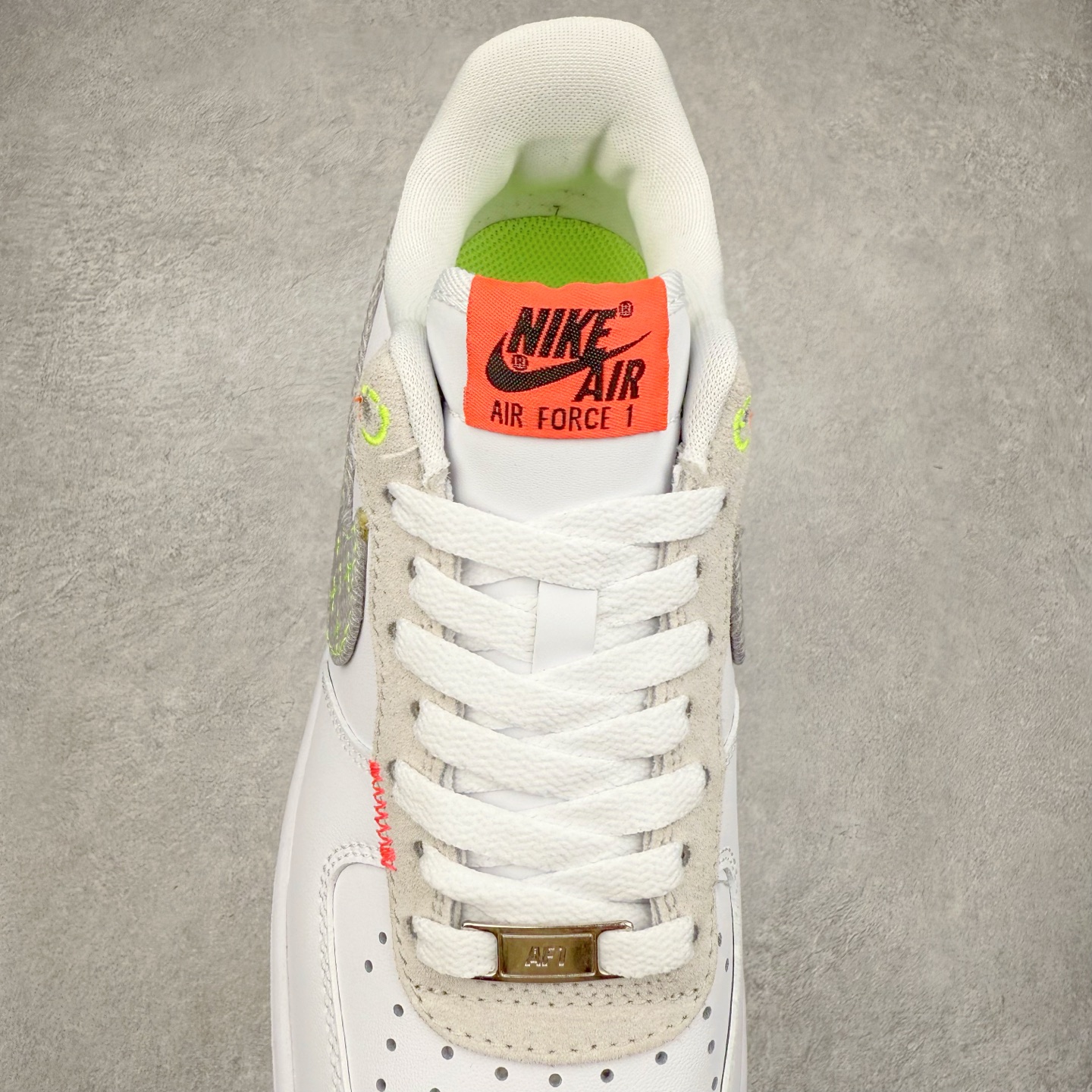 图片[5]-＃XT纯原福利 NK Air Force 1´07 Low 空军一号低帮百搭休闲运动板鞋 顶级批次 2022全新楦头鞋型 鱼鳞大底 历时开发三个月 清洁度完美 二维码鞋标 内置芯片及solo气垫 大底高度及其弧度依照正品 钢印 logo刺绣 鞋口弧度 鞋头长度 鞋面冲孔 鞋垫背胶及钢印 完美鞋型对比正品 每一处都是细节满满 柔软、弹性十足的缓震性能和出色的中底设计 横跨复古与现代的外型结合 造就出风靡全球 三十多年的Force 1 直到今天还深受青睐 实拍调校N版已经零色差零失真 百分百还原实物色彩所见即所得 不存在货不对板色差等低级问题 选购参考实物拍摄 不混卖不参货 只用心做好货严格选品 承诺混一赔十 尺码：36 36.5 37.5 38 38.5 39 40 40.5 41 42 42.5 43 44 44.5 45-选品中心