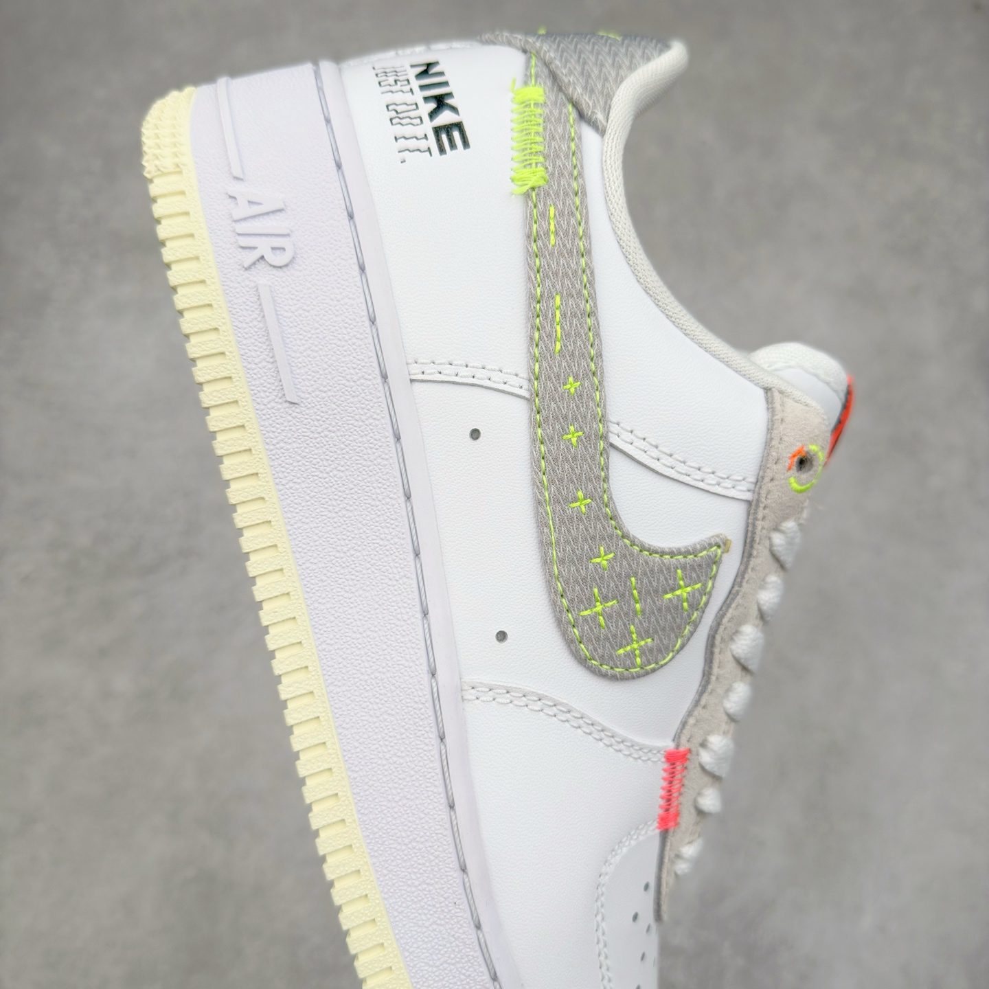 图片[6]-＃XT纯原福利 NK Air Force 1´07 Low 空军一号低帮百搭休闲运动板鞋 顶级批次 2022全新楦头鞋型 鱼鳞大底 历时开发三个月 清洁度完美 二维码鞋标 内置芯片及solo气垫 大底高度及其弧度依照正品 钢印 logo刺绣 鞋口弧度 鞋头长度 鞋面冲孔 鞋垫背胶及钢印 完美鞋型对比正品 每一处都是细节满满 柔软、弹性十足的缓震性能和出色的中底设计 横跨复古与现代的外型结合 造就出风靡全球 三十多年的Force 1 直到今天还深受青睐 实拍调校N版已经零色差零失真 百分百还原实物色彩所见即所得 不存在货不对板色差等低级问题 选购参考实物拍摄 不混卖不参货 只用心做好货严格选品 承诺混一赔十 尺码：36 36.5 37.5 38 38.5 39 40 40.5 41 42 42.5 43 44 44.5 45-选品中心