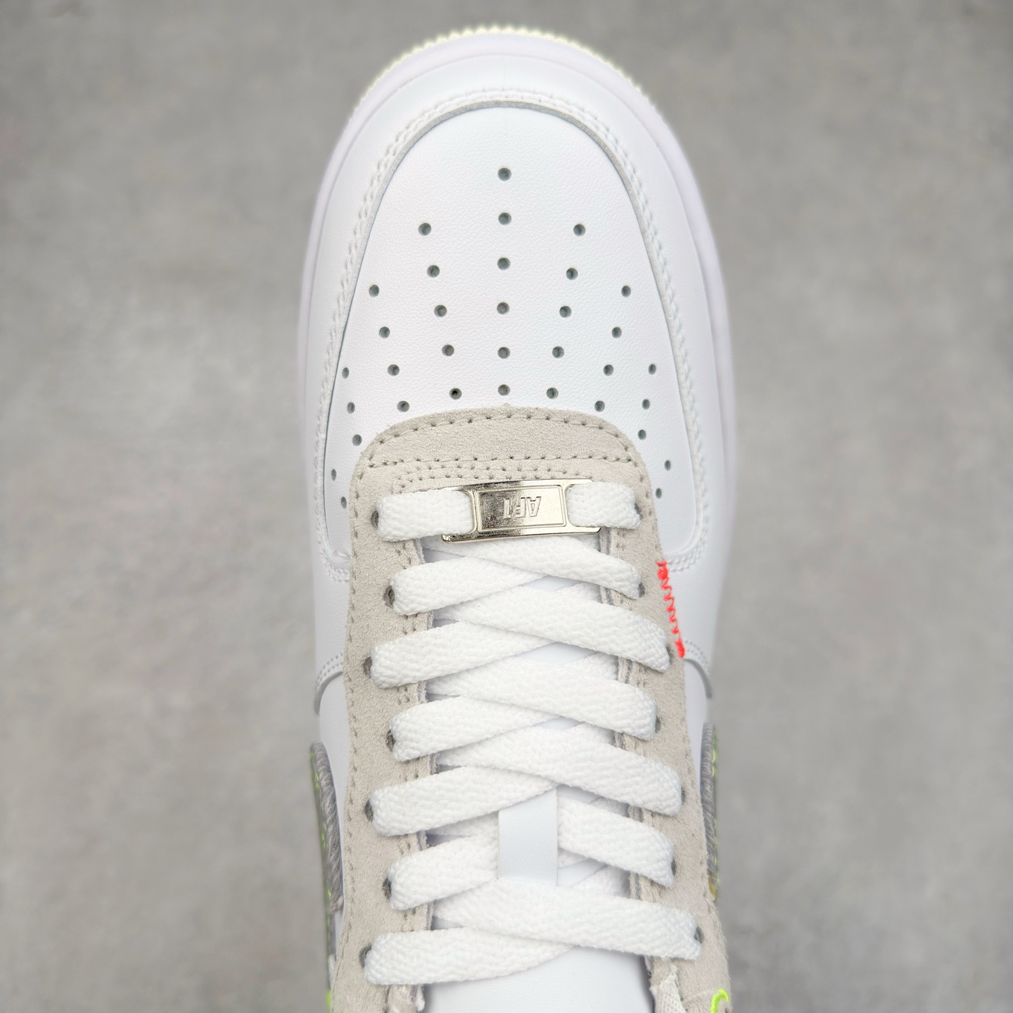 图片[4]-＃XT纯原福利 NK Air Force 1´07 Low 空军一号低帮百搭休闲运动板鞋 顶级批次 2022全新楦头鞋型 鱼鳞大底 历时开发三个月 清洁度完美 二维码鞋标 内置芯片及solo气垫 大底高度及其弧度依照正品 钢印 logo刺绣 鞋口弧度 鞋头长度 鞋面冲孔 鞋垫背胶及钢印 完美鞋型对比正品 每一处都是细节满满 柔软、弹性十足的缓震性能和出色的中底设计 横跨复古与现代的外型结合 造就出风靡全球 三十多年的Force 1 直到今天还深受青睐 实拍调校N版已经零色差零失真 百分百还原实物色彩所见即所得 不存在货不对板色差等低级问题 选购参考实物拍摄 不混卖不参货 只用心做好货严格选品 承诺混一赔十 尺码：36 36.5 37.5 38 38.5 39 40 40.5 41 42 42.5 43 44 44.5 45-选品中心