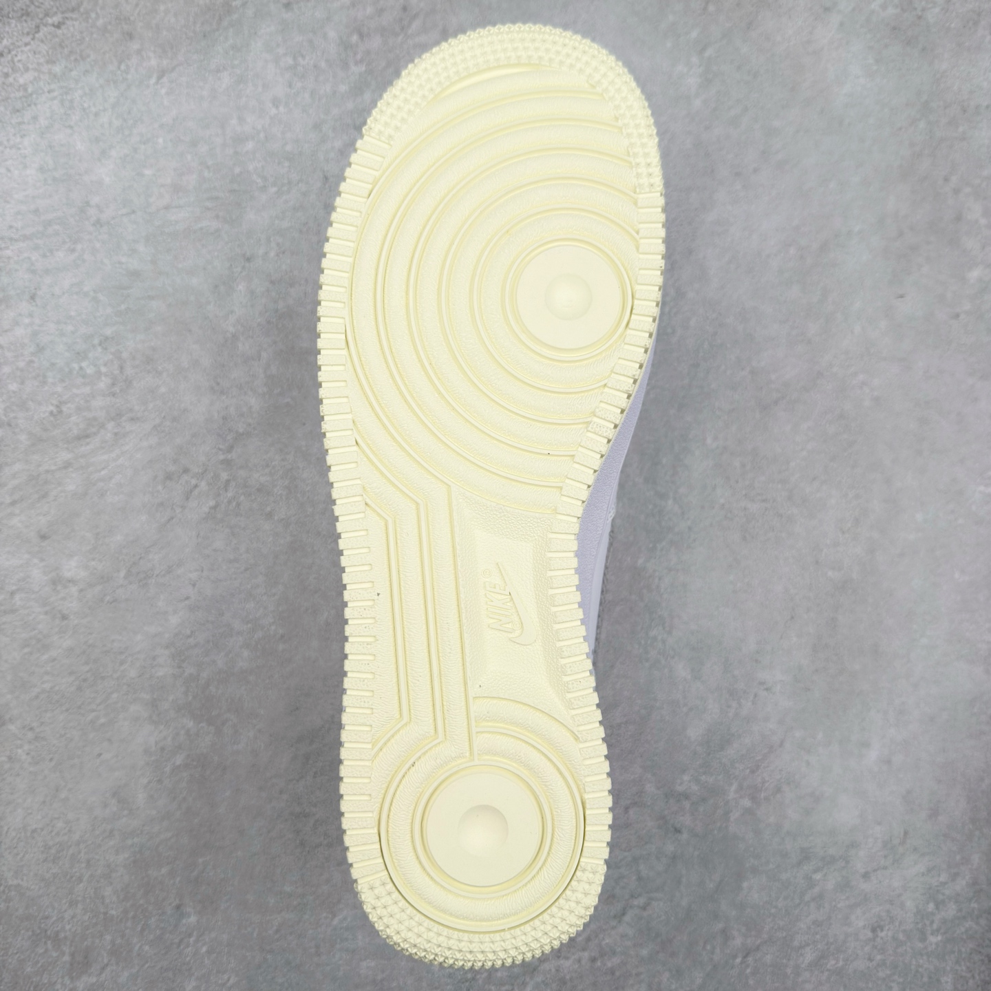 图片[9]-＃XT纯原福利 NK Air Force 1´07 Low 空军一号低帮百搭休闲运动板鞋 顶级批次 2022全新楦头鞋型 鱼鳞大底 历时开发三个月 清洁度完美 二维码鞋标 内置芯片及solo气垫 大底高度及其弧度依照正品 钢印 logo刺绣 鞋口弧度 鞋头长度 鞋面冲孔 鞋垫背胶及钢印 完美鞋型对比正品 每一处都是细节满满 柔软、弹性十足的缓震性能和出色的中底设计 横跨复古与现代的外型结合 造就出风靡全球 三十多年的Force 1 直到今天还深受青睐 实拍调校N版已经零色差零失真 百分百还原实物色彩所见即所得 不存在货不对板色差等低级问题 选购参考实物拍摄 不混卖不参货 只用心做好货严格选品 承诺混一赔十 尺码：36 36.5 37.5 38 38.5 39 40 40.5 41 42 42.5 43 44 44.5 45-选品中心