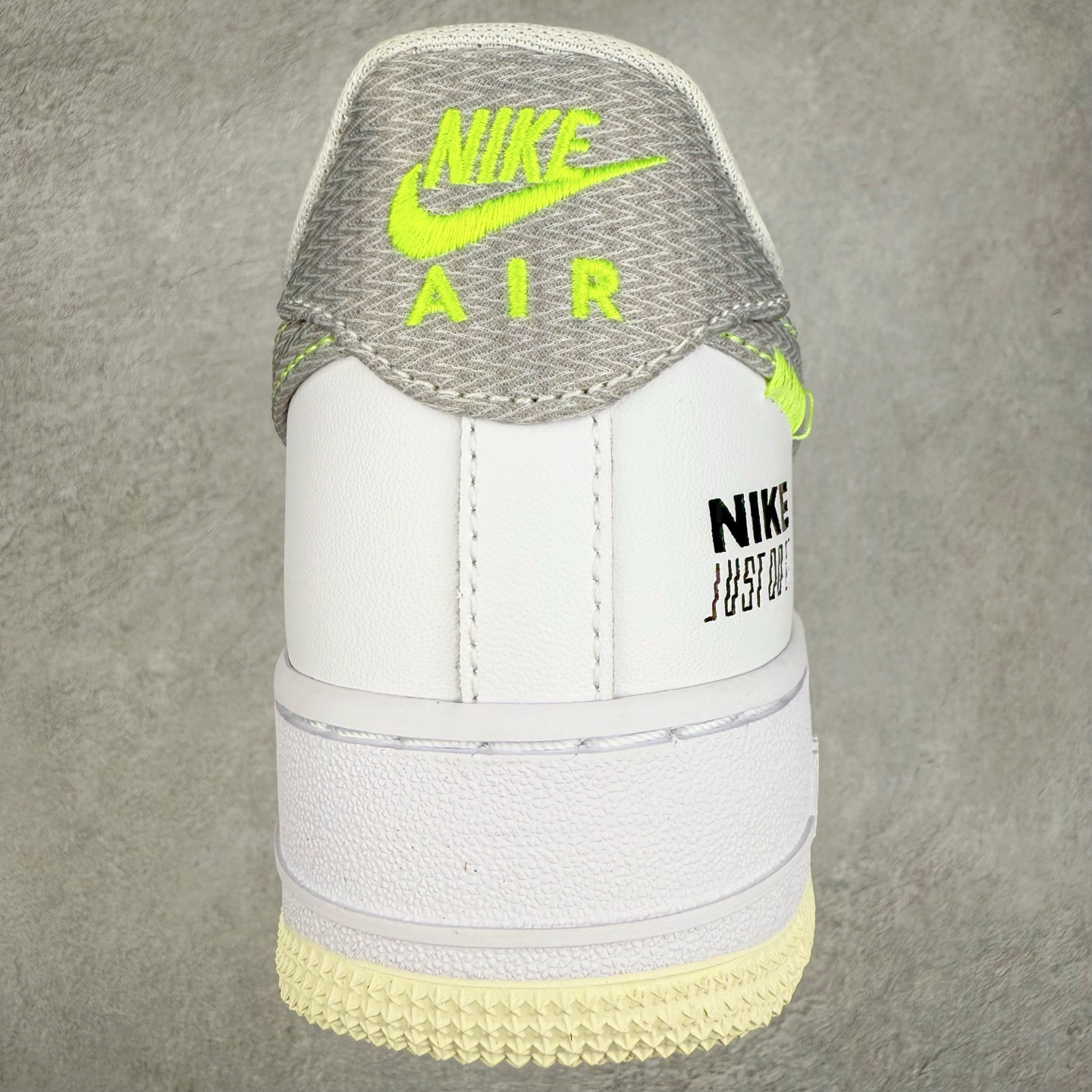 图片[8]-＃XT纯原福利 NK Air Force 1´07 Low 空军一号低帮百搭休闲运动板鞋 顶级批次 2022全新楦头鞋型 鱼鳞大底 历时开发三个月 清洁度完美 二维码鞋标 内置芯片及solo气垫 大底高度及其弧度依照正品 钢印 logo刺绣 鞋口弧度 鞋头长度 鞋面冲孔 鞋垫背胶及钢印 完美鞋型对比正品 每一处都是细节满满 柔软、弹性十足的缓震性能和出色的中底设计 横跨复古与现代的外型结合 造就出风靡全球 三十多年的Force 1 直到今天还深受青睐 实拍调校N版已经零色差零失真 百分百还原实物色彩所见即所得 不存在货不对板色差等低级问题 选购参考实物拍摄 不混卖不参货 只用心做好货严格选品 承诺混一赔十 尺码：36 36.5 37.5 38 38.5 39 40 40.5 41 42 42.5 43 44 44.5 45-选品中心