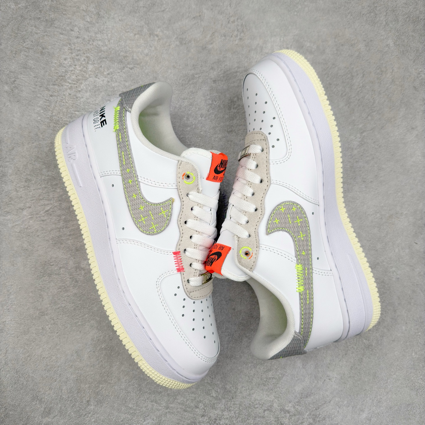 图片[3]-＃XT纯原福利 NK Air Force 1´07 Low 空军一号低帮百搭休闲运动板鞋 顶级批次 2022全新楦头鞋型 鱼鳞大底 历时开发三个月 清洁度完美 二维码鞋标 内置芯片及solo气垫 大底高度及其弧度依照正品 钢印 logo刺绣 鞋口弧度 鞋头长度 鞋面冲孔 鞋垫背胶及钢印 完美鞋型对比正品 每一处都是细节满满 柔软、弹性十足的缓震性能和出色的中底设计 横跨复古与现代的外型结合 造就出风靡全球 三十多年的Force 1 直到今天还深受青睐 实拍调校N版已经零色差零失真 百分百还原实物色彩所见即所得 不存在货不对板色差等低级问题 选购参考实物拍摄 不混卖不参货 只用心做好货严格选品 承诺混一赔十 尺码：36 36.5 37.5 38 38.5 39 40 40.5 41 42 42.5 43 44 44.5 45-选品中心