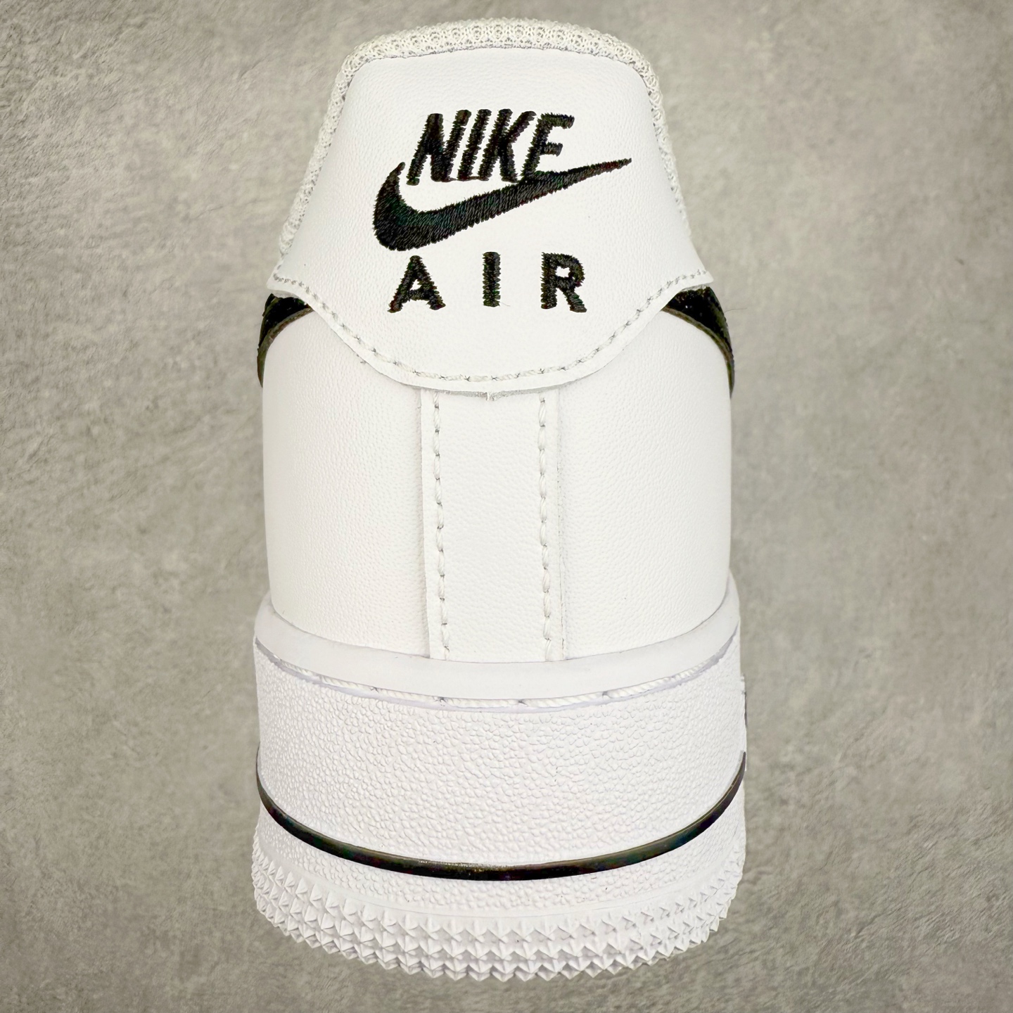 图片[8]-＃XT纯原福利 NK Air Force 1´07 Low 空军一号低帮百搭休闲运动板鞋 顶级批次 2022全新楦头鞋型 鱼鳞大底 历时开发三个月 清洁度完美 二维码鞋标 内置芯片及solo气垫 大底高度及其弧度依照正品 钢印 logo刺绣 鞋口弧度 鞋头长度 鞋面冲孔 鞋垫背胶及钢印 完美鞋型对比正品 每一处都是细节满满 柔软、弹性十足的缓震性能和出色的中底设计 横跨复古与现代的外型结合 造就出风靡全球 三十多年的Force 1 直到今天还深受青睐 实拍调校N版已经零色差零失真 百分百还原实物色彩所见即所得 不存在货不对板色差等低级问题 选购参考实物拍摄 不混卖不参货 只用心做好货严格选品 承诺混一赔十 尺码：36 36.5 37.5 38 38.5 39 40 40.5 41 42 42.5 43 44 44.5 45-选品中心