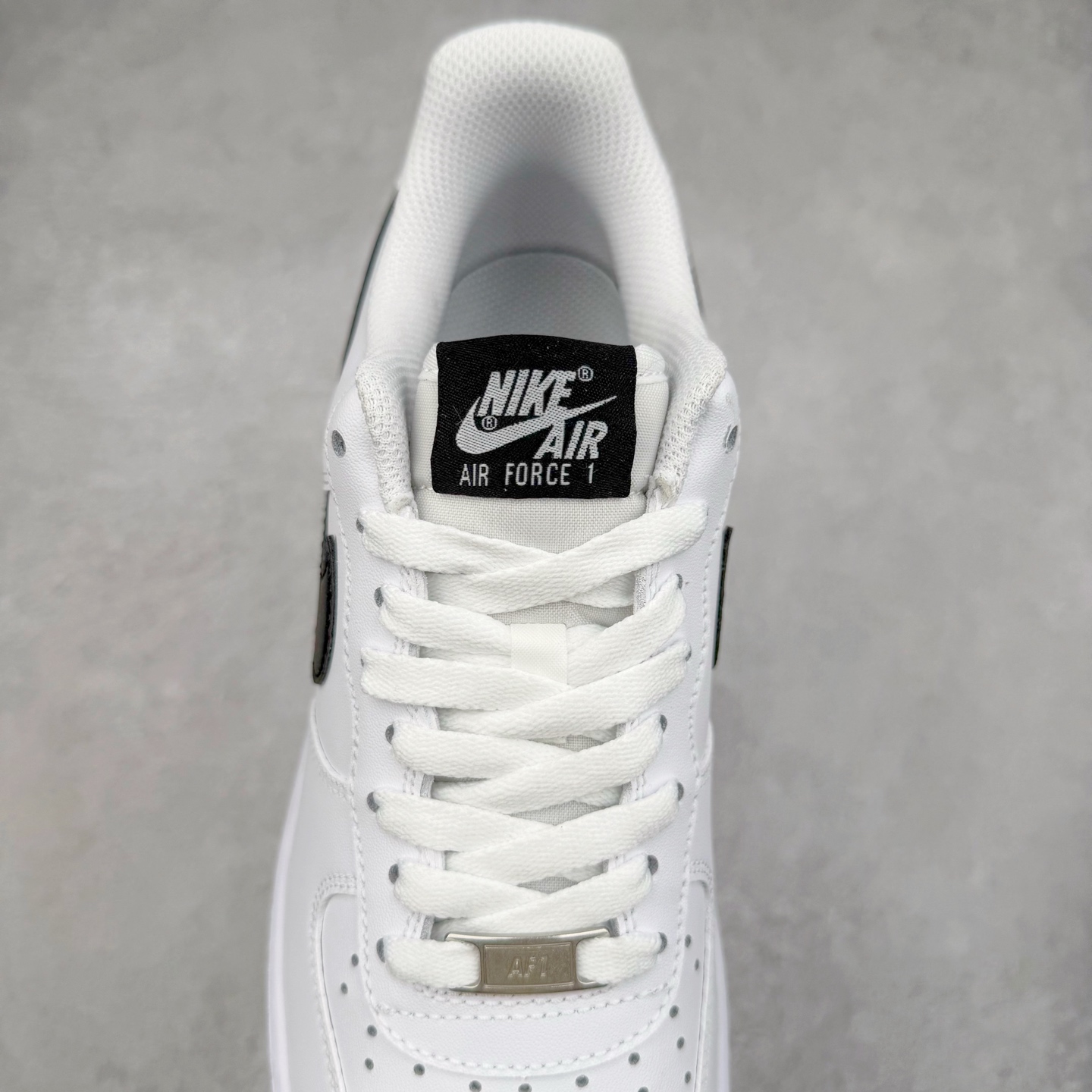 图片[5]-＃XT纯原福利 NK Air Force 1´07 Low 空军一号低帮百搭休闲运动板鞋 顶级批次 2022全新楦头鞋型 鱼鳞大底 历时开发三个月 清洁度完美 二维码鞋标 内置芯片及solo气垫 大底高度及其弧度依照正品 钢印 logo刺绣 鞋口弧度 鞋头长度 鞋面冲孔 鞋垫背胶及钢印 完美鞋型对比正品 每一处都是细节满满 柔软、弹性十足的缓震性能和出色的中底设计 横跨复古与现代的外型结合 造就出风靡全球 三十多年的Force 1 直到今天还深受青睐 实拍调校N版已经零色差零失真 百分百还原实物色彩所见即所得 不存在货不对板色差等低级问题 选购参考实物拍摄 不混卖不参货 只用心做好货严格选品 承诺混一赔十 尺码：36 36.5 37.5 38 38.5 39 40 40.5 41 42 42.5 43 44 44.5 45-选品中心