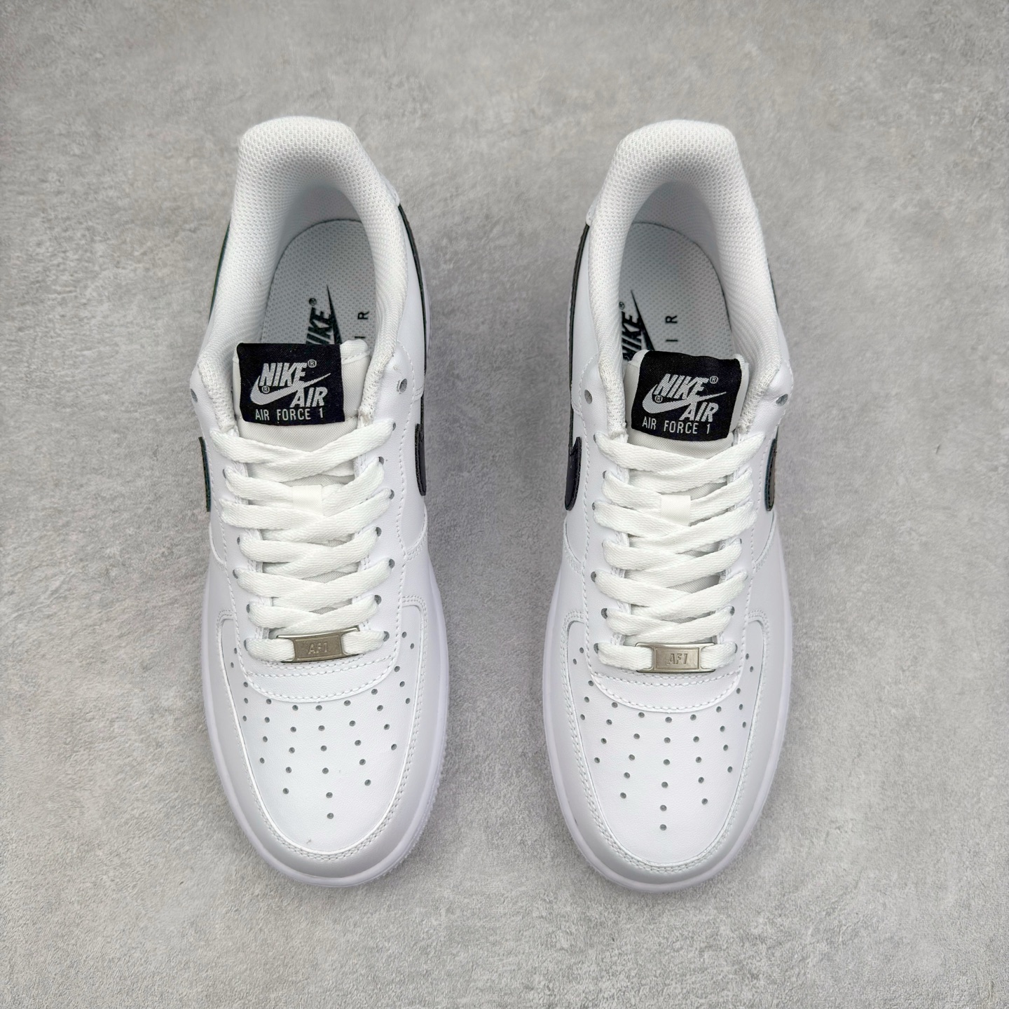 图片[2]-＃XT纯原福利 NK Air Force 1´07 Low 空军一号低帮百搭休闲运动板鞋 顶级批次 2022全新楦头鞋型 鱼鳞大底 历时开发三个月 清洁度完美 二维码鞋标 内置芯片及solo气垫 大底高度及其弧度依照正品 钢印 logo刺绣 鞋口弧度 鞋头长度 鞋面冲孔 鞋垫背胶及钢印 完美鞋型对比正品 每一处都是细节满满 柔软、弹性十足的缓震性能和出色的中底设计 横跨复古与现代的外型结合 造就出风靡全球 三十多年的Force 1 直到今天还深受青睐 实拍调校N版已经零色差零失真 百分百还原实物色彩所见即所得 不存在货不对板色差等低级问题 选购参考实物拍摄 不混卖不参货 只用心做好货严格选品 承诺混一赔十 尺码：36 36.5 37.5 38 38.5 39 40 40.5 41 42 42.5 43 44 44.5 45-选品中心