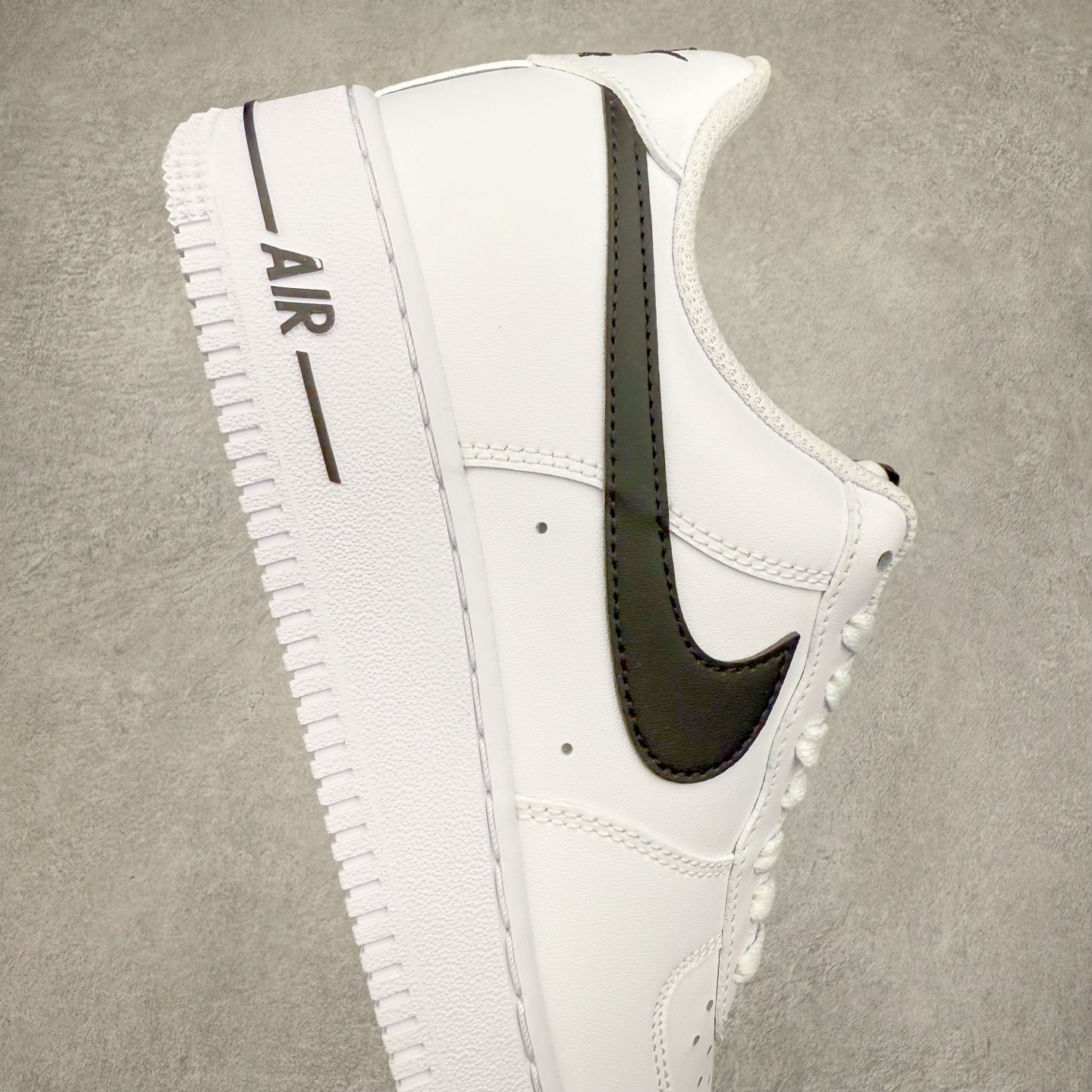 图片[6]-＃XT纯原福利 NK Air Force 1´07 Low 空军一号低帮百搭休闲运动板鞋 顶级批次 2022全新楦头鞋型 鱼鳞大底 历时开发三个月 清洁度完美 二维码鞋标 内置芯片及solo气垫 大底高度及其弧度依照正品 钢印 logo刺绣 鞋口弧度 鞋头长度 鞋面冲孔 鞋垫背胶及钢印 完美鞋型对比正品 每一处都是细节满满 柔软、弹性十足的缓震性能和出色的中底设计 横跨复古与现代的外型结合 造就出风靡全球 三十多年的Force 1 直到今天还深受青睐 实拍调校N版已经零色差零失真 百分百还原实物色彩所见即所得 不存在货不对板色差等低级问题 选购参考实物拍摄 不混卖不参货 只用心做好货严格选品 承诺混一赔十 尺码：36 36.5 37.5 38 38.5 39 40 40.5 41 42 42.5 43 44 44.5 45-选品中心