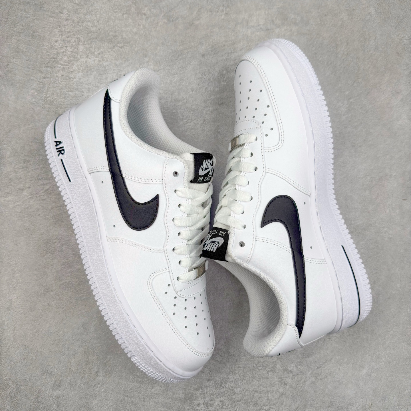 图片[3]-＃XT纯原福利 NK Air Force 1´07 Low 空军一号低帮百搭休闲运动板鞋 顶级批次 2022全新楦头鞋型 鱼鳞大底 历时开发三个月 清洁度完美 二维码鞋标 内置芯片及solo气垫 大底高度及其弧度依照正品 钢印 logo刺绣 鞋口弧度 鞋头长度 鞋面冲孔 鞋垫背胶及钢印 完美鞋型对比正品 每一处都是细节满满 柔软、弹性十足的缓震性能和出色的中底设计 横跨复古与现代的外型结合 造就出风靡全球 三十多年的Force 1 直到今天还深受青睐 实拍调校N版已经零色差零失真 百分百还原实物色彩所见即所得 不存在货不对板色差等低级问题 选购参考实物拍摄 不混卖不参货 只用心做好货严格选品 承诺混一赔十 尺码：36 36.5 37.5 38 38.5 39 40 40.5 41 42 42.5 43 44 44.5 45-选品中心