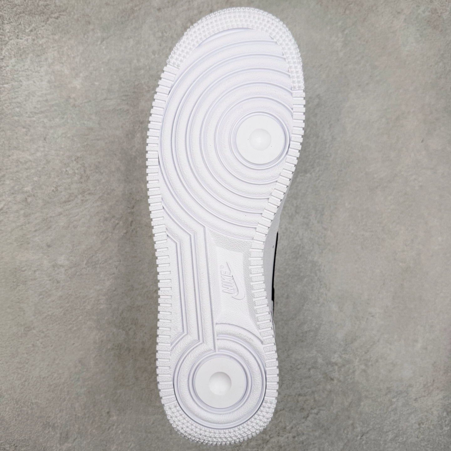 图片[9]-＃XT纯原福利 NK Air Force 1´07 Low 空军一号低帮百搭休闲运动板鞋 顶级批次 2022全新楦头鞋型 鱼鳞大底 历时开发三个月 清洁度完美 二维码鞋标 内置芯片及solo气垫 大底高度及其弧度依照正品 钢印 logo刺绣 鞋口弧度 鞋头长度 鞋面冲孔 鞋垫背胶及钢印 完美鞋型对比正品 每一处都是细节满满 柔软、弹性十足的缓震性能和出色的中底设计 横跨复古与现代的外型结合 造就出风靡全球 三十多年的Force 1 直到今天还深受青睐 实拍调校N版已经零色差零失真 百分百还原实物色彩所见即所得 不存在货不对板色差等低级问题 选购参考实物拍摄 不混卖不参货 只用心做好货严格选品 承诺混一赔十 尺码：36 36.5 37.5 38 38.5 39 40 40.5 41 42 42.5 43 44 44.5 45-选品中心