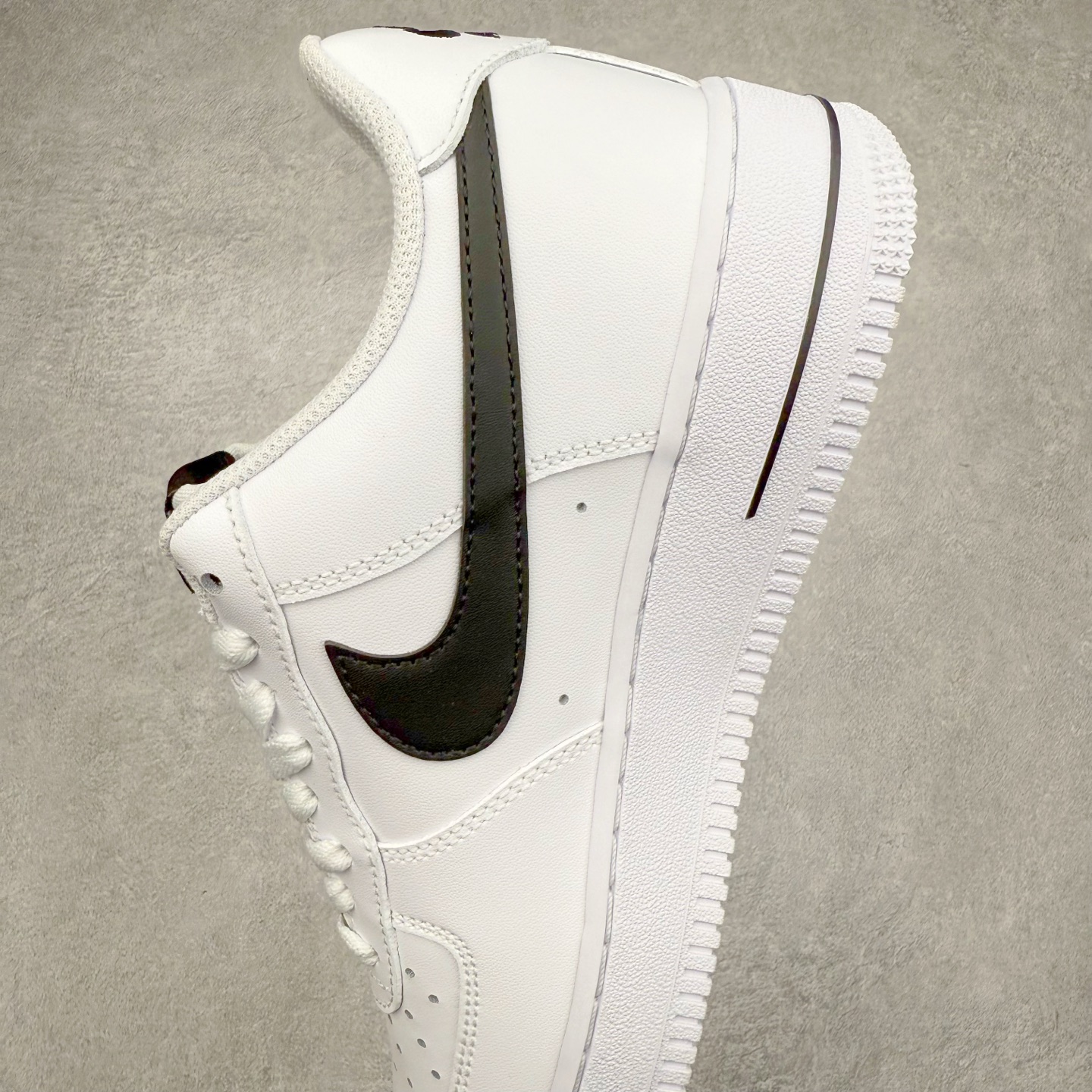 图片[7]-＃XT纯原福利 NK Air Force 1´07 Low 空军一号低帮百搭休闲运动板鞋 顶级批次 2022全新楦头鞋型 鱼鳞大底 历时开发三个月 清洁度完美 二维码鞋标 内置芯片及solo气垫 大底高度及其弧度依照正品 钢印 logo刺绣 鞋口弧度 鞋头长度 鞋面冲孔 鞋垫背胶及钢印 完美鞋型对比正品 每一处都是细节满满 柔软、弹性十足的缓震性能和出色的中底设计 横跨复古与现代的外型结合 造就出风靡全球 三十多年的Force 1 直到今天还深受青睐 实拍调校N版已经零色差零失真 百分百还原实物色彩所见即所得 不存在货不对板色差等低级问题 选购参考实物拍摄 不混卖不参货 只用心做好货严格选品 承诺混一赔十 尺码：36 36.5 37.5 38 38.5 39 40 40.5 41 42 42.5 43 44 44.5 45-选品中心