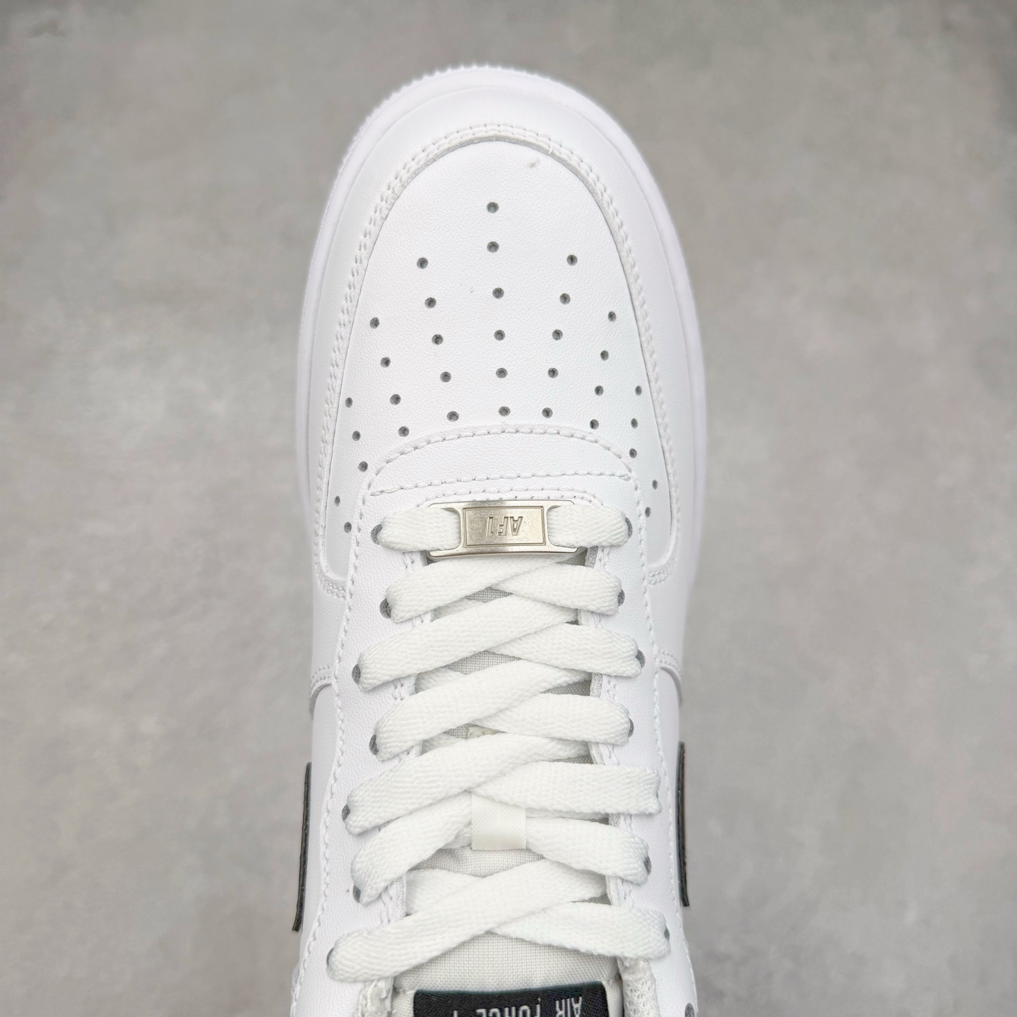 图片[4]-＃XT纯原福利 NK Air Force 1´07 Low 空军一号低帮百搭休闲运动板鞋 顶级批次 2022全新楦头鞋型 鱼鳞大底 历时开发三个月 清洁度完美 二维码鞋标 内置芯片及solo气垫 大底高度及其弧度依照正品 钢印 logo刺绣 鞋口弧度 鞋头长度 鞋面冲孔 鞋垫背胶及钢印 完美鞋型对比正品 每一处都是细节满满 柔软、弹性十足的缓震性能和出色的中底设计 横跨复古与现代的外型结合 造就出风靡全球 三十多年的Force 1 直到今天还深受青睐 实拍调校N版已经零色差零失真 百分百还原实物色彩所见即所得 不存在货不对板色差等低级问题 选购参考实物拍摄 不混卖不参货 只用心做好货严格选品 承诺混一赔十 尺码：36 36.5 37.5 38 38.5 39 40 40.5 41 42 42.5 43 44 44.5 45-选品中心