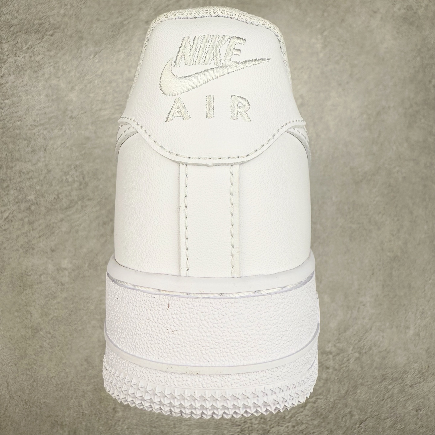 图片[8]-＃XT纯原福利 NK Air Force 1´07 Low 空军一号低帮百搭休闲运动板鞋 顶级批次 2022全新楦头鞋型 鱼鳞大底 历时开发三个月 清洁度完美 二维码鞋标 内置芯片及solo气垫 大底高度及其弧度依照正品 钢印 logo刺绣 鞋口弧度 鞋头长度 鞋面冲孔 鞋垫背胶及钢印 完美鞋型对比正品 每一处都是细节满满 柔软、弹性十足的缓震性能和出色的中底设计 横跨复古与现代的外型结合 造就出风靡全球 三十多年的Force 1 直到今天还深受青睐 实拍调校N版已经零色差零失真 百分百还原实物色彩所见即所得 不存在货不对板色差等低级问题 选购参考实物拍摄 不混卖不参货 只用心做好货严格选品 承诺混一赔十 尺码：36 36.5 37.5 38 38.5 39 40 40.5 41 42 42.5 43 44 44.5 45-选品中心