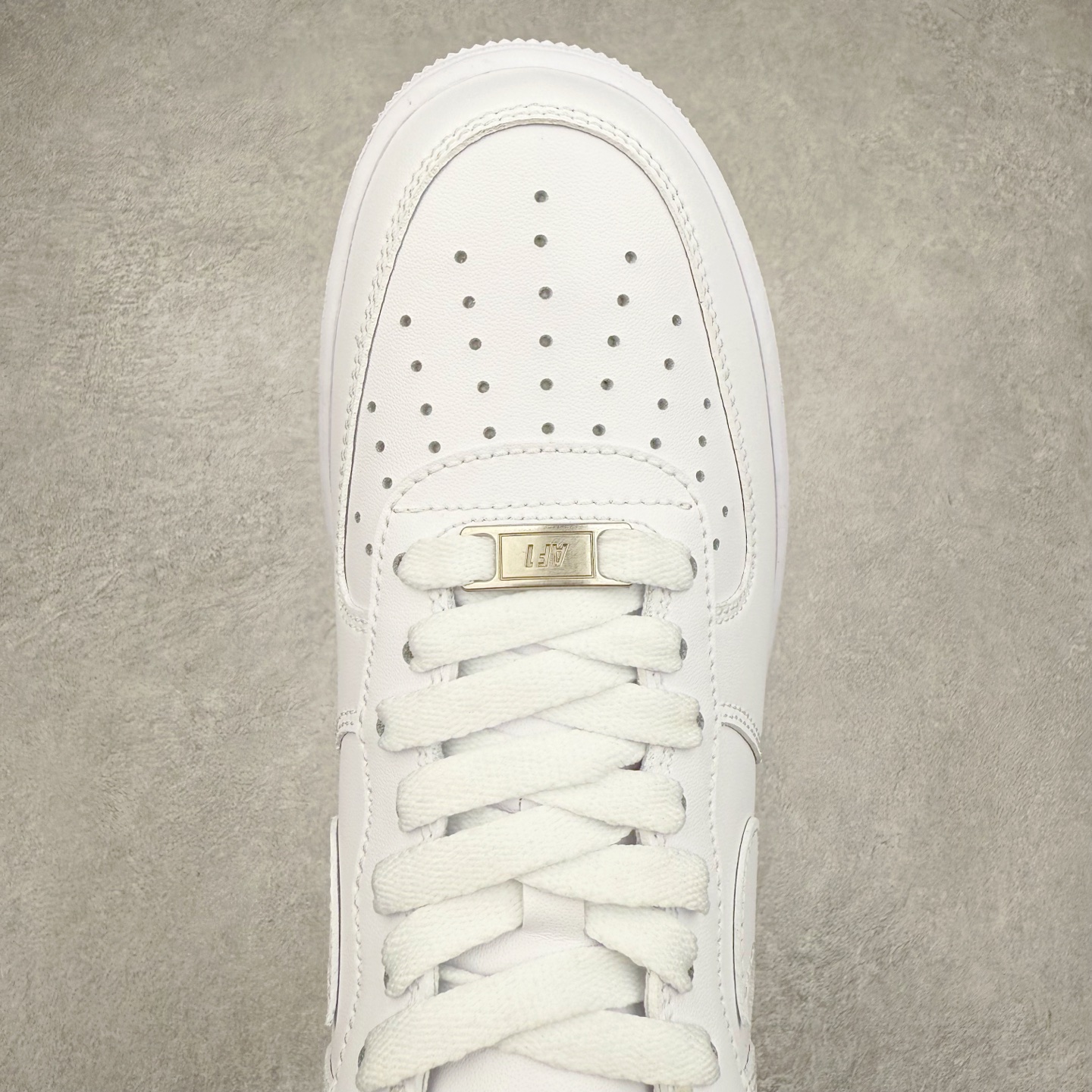 图片[4]-＃XT纯原福利 NK Air Force 1´07 Low 空军一号低帮百搭休闲运动板鞋 顶级批次 2022全新楦头鞋型 鱼鳞大底 历时开发三个月 清洁度完美 二维码鞋标 内置芯片及solo气垫 大底高度及其弧度依照正品 钢印 logo刺绣 鞋口弧度 鞋头长度 鞋面冲孔 鞋垫背胶及钢印 完美鞋型对比正品 每一处都是细节满满 柔软、弹性十足的缓震性能和出色的中底设计 横跨复古与现代的外型结合 造就出风靡全球 三十多年的Force 1 直到今天还深受青睐 实拍调校N版已经零色差零失真 百分百还原实物色彩所见即所得 不存在货不对板色差等低级问题 选购参考实物拍摄 不混卖不参货 只用心做好货严格选品 承诺混一赔十 尺码：36 36.5 37.5 38 38.5 39 40 40.5 41 42 42.5 43 44 44.5 45-选品中心