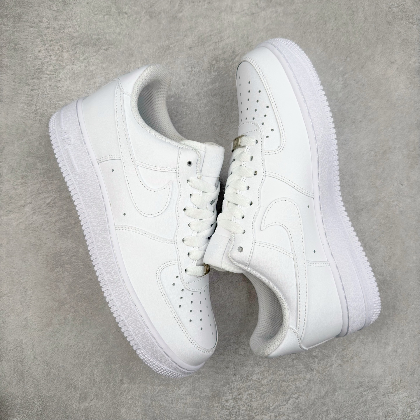 图片[3]-＃XT纯原福利 NK Air Force 1´07 Low 空军一号低帮百搭休闲运动板鞋 顶级批次 2022全新楦头鞋型 鱼鳞大底 历时开发三个月 清洁度完美 二维码鞋标 内置芯片及solo气垫 大底高度及其弧度依照正品 钢印 logo刺绣 鞋口弧度 鞋头长度 鞋面冲孔 鞋垫背胶及钢印 完美鞋型对比正品 每一处都是细节满满 柔软、弹性十足的缓震性能和出色的中底设计 横跨复古与现代的外型结合 造就出风靡全球 三十多年的Force 1 直到今天还深受青睐 实拍调校N版已经零色差零失真 百分百还原实物色彩所见即所得 不存在货不对板色差等低级问题 选购参考实物拍摄 不混卖不参货 只用心做好货严格选品 承诺混一赔十 尺码：36 36.5 37.5 38 38.5 39 40 40.5 41 42 42.5 43 44 44.5 45-选品中心