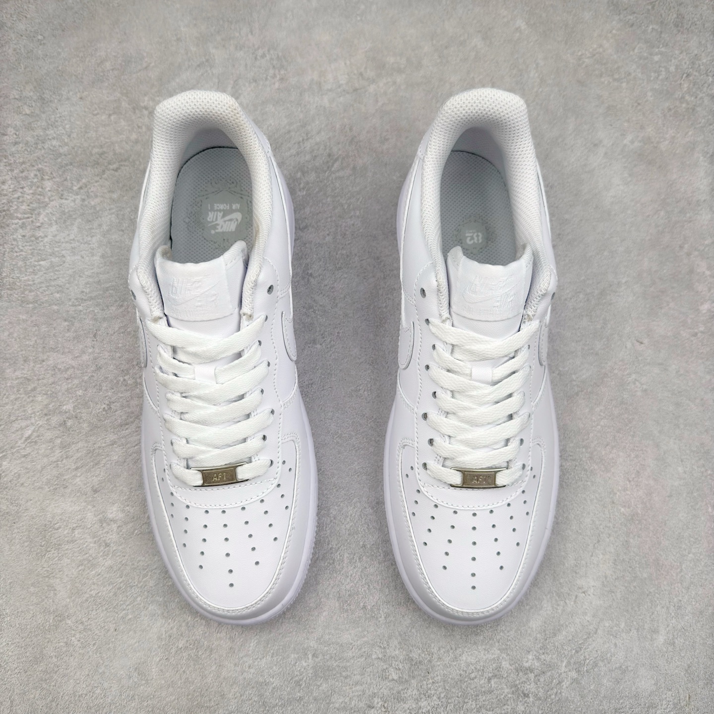 图片[2]-＃XT纯原福利 NK Air Force 1´07 Low 空军一号低帮百搭休闲运动板鞋 顶级批次 2022全新楦头鞋型 鱼鳞大底 历时开发三个月 清洁度完美 二维码鞋标 内置芯片及solo气垫 大底高度及其弧度依照正品 钢印 logo刺绣 鞋口弧度 鞋头长度 鞋面冲孔 鞋垫背胶及钢印 完美鞋型对比正品 每一处都是细节满满 柔软、弹性十足的缓震性能和出色的中底设计 横跨复古与现代的外型结合 造就出风靡全球 三十多年的Force 1 直到今天还深受青睐 实拍调校N版已经零色差零失真 百分百还原实物色彩所见即所得 不存在货不对板色差等低级问题 选购参考实物拍摄 不混卖不参货 只用心做好货严格选品 承诺混一赔十 尺码：36 36.5 37.5 38 38.5 39 40 40.5 41 42 42.5 43 44 44.5 45-选品中心