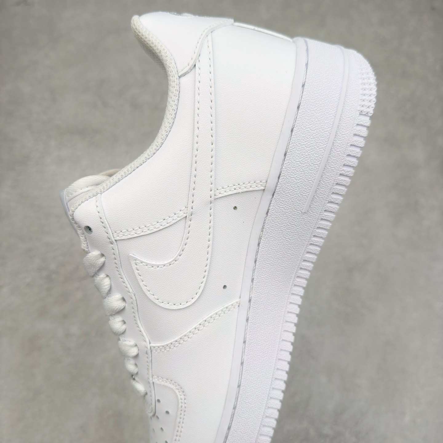 图片[7]-＃XT纯原福利 NK Air Force 1´07 Low 空军一号低帮百搭休闲运动板鞋 顶级批次 2022全新楦头鞋型 鱼鳞大底 历时开发三个月 清洁度完美 二维码鞋标 内置芯片及solo气垫 大底高度及其弧度依照正品 钢印 logo刺绣 鞋口弧度 鞋头长度 鞋面冲孔 鞋垫背胶及钢印 完美鞋型对比正品 每一处都是细节满满 柔软、弹性十足的缓震性能和出色的中底设计 横跨复古与现代的外型结合 造就出风靡全球 三十多年的Force 1 直到今天还深受青睐 实拍调校N版已经零色差零失真 百分百还原实物色彩所见即所得 不存在货不对板色差等低级问题 选购参考实物拍摄 不混卖不参货 只用心做好货严格选品 承诺混一赔十 尺码：36 36.5 37.5 38 38.5 39 40 40.5 41 42 42.5 43 44 44.5 45-选品中心