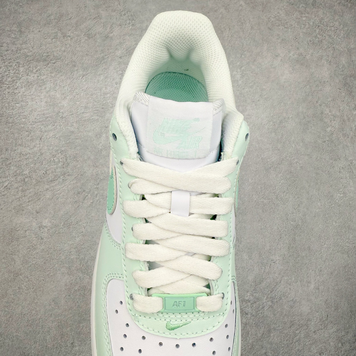 图片[5]-＃XT纯原福利 NK Air Force 1´07 Low 空军一号低帮百搭休闲运动板鞋 顶级批次 2022全新楦头鞋型 鱼鳞大底 历时开发三个月 清洁度完美 二维码鞋标 内置芯片及solo气垫 大底高度及其弧度依照正品 钢印 logo刺绣 鞋口弧度 鞋头长度 鞋面冲孔 鞋垫背胶及钢印 完美鞋型对比正品 每一处都是细节满满 柔软、弹性十足的缓震性能和出色的中底设计 横跨复古与现代的外型结合 造就出风靡全球 三十多年的Force 1 直到今天还深受青睐 实拍调校N版已经零色差零失真 百分百还原实物色彩所见即所得 不存在货不对板色差等低级问题 选购参考实物拍摄 不混卖不参货 只用心做好货严格选品 承诺混一赔十 尺码：36 36.5 37.5 38 38.5 39 40 40.5 41 42 42.5 43 44 44.5 45-选品中心