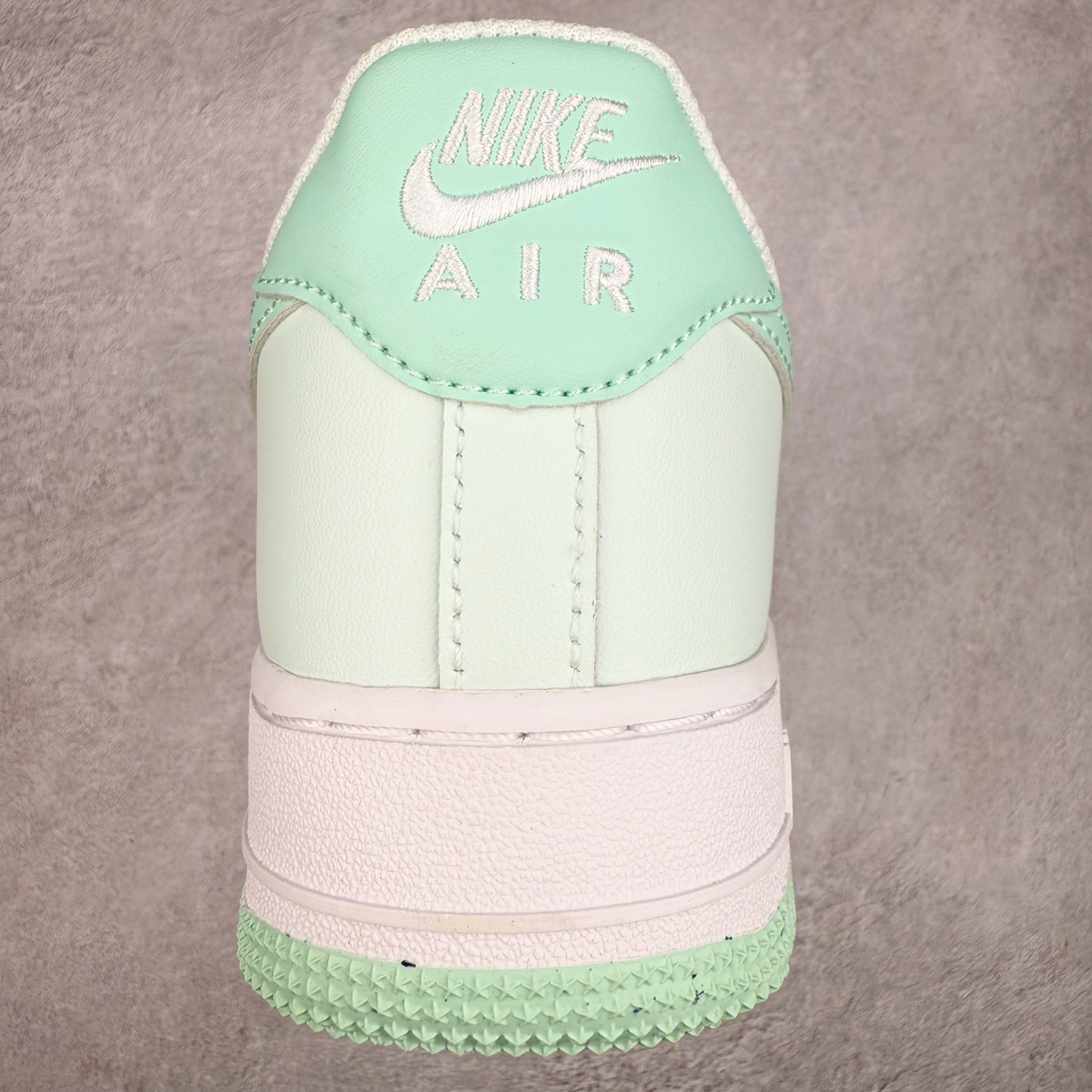 图片[8]-＃XT纯原福利 NK Air Force 1´07 Low 空军一号低帮百搭休闲运动板鞋 顶级批次 2022全新楦头鞋型 鱼鳞大底 历时开发三个月 清洁度完美 二维码鞋标 内置芯片及solo气垫 大底高度及其弧度依照正品 钢印 logo刺绣 鞋口弧度 鞋头长度 鞋面冲孔 鞋垫背胶及钢印 完美鞋型对比正品 每一处都是细节满满 柔软、弹性十足的缓震性能和出色的中底设计 横跨复古与现代的外型结合 造就出风靡全球 三十多年的Force 1 直到今天还深受青睐 实拍调校N版已经零色差零失真 百分百还原实物色彩所见即所得 不存在货不对板色差等低级问题 选购参考实物拍摄 不混卖不参货 只用心做好货严格选品 承诺混一赔十 尺码：36 36.5 37.5 38 38.5 39 40 40.5 41 42 42.5 43 44 44.5 45-选品中心