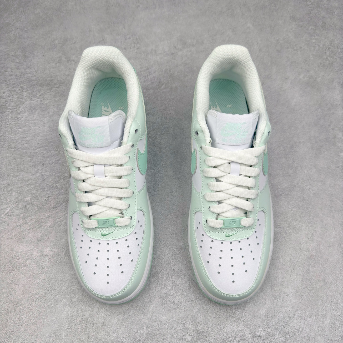 图片[2]-＃XT纯原福利 NK Air Force 1´07 Low 空军一号低帮百搭休闲运动板鞋 顶级批次 2022全新楦头鞋型 鱼鳞大底 历时开发三个月 清洁度完美 二维码鞋标 内置芯片及solo气垫 大底高度及其弧度依照正品 钢印 logo刺绣 鞋口弧度 鞋头长度 鞋面冲孔 鞋垫背胶及钢印 完美鞋型对比正品 每一处都是细节满满 柔软、弹性十足的缓震性能和出色的中底设计 横跨复古与现代的外型结合 造就出风靡全球 三十多年的Force 1 直到今天还深受青睐 实拍调校N版已经零色差零失真 百分百还原实物色彩所见即所得 不存在货不对板色差等低级问题 选购参考实物拍摄 不混卖不参货 只用心做好货严格选品 承诺混一赔十 尺码：36 36.5 37.5 38 38.5 39 40 40.5 41 42 42.5 43 44 44.5 45-选品中心