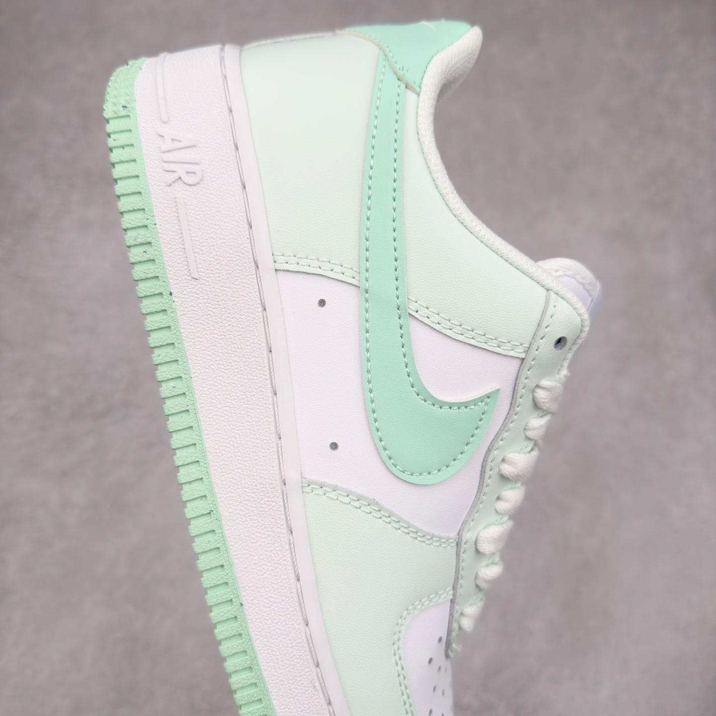 图片[6]-＃XT纯原福利 NK Air Force 1´07 Low 空军一号低帮百搭休闲运动板鞋 顶级批次 2022全新楦头鞋型 鱼鳞大底 历时开发三个月 清洁度完美 二维码鞋标 内置芯片及solo气垫 大底高度及其弧度依照正品 钢印 logo刺绣 鞋口弧度 鞋头长度 鞋面冲孔 鞋垫背胶及钢印 完美鞋型对比正品 每一处都是细节满满 柔软、弹性十足的缓震性能和出色的中底设计 横跨复古与现代的外型结合 造就出风靡全球 三十多年的Force 1 直到今天还深受青睐 实拍调校N版已经零色差零失真 百分百还原实物色彩所见即所得 不存在货不对板色差等低级问题 选购参考实物拍摄 不混卖不参货 只用心做好货严格选品 承诺混一赔十 尺码：36 36.5 37.5 38 38.5 39 40 40.5 41 42 42.5 43 44 44.5 45-选品中心