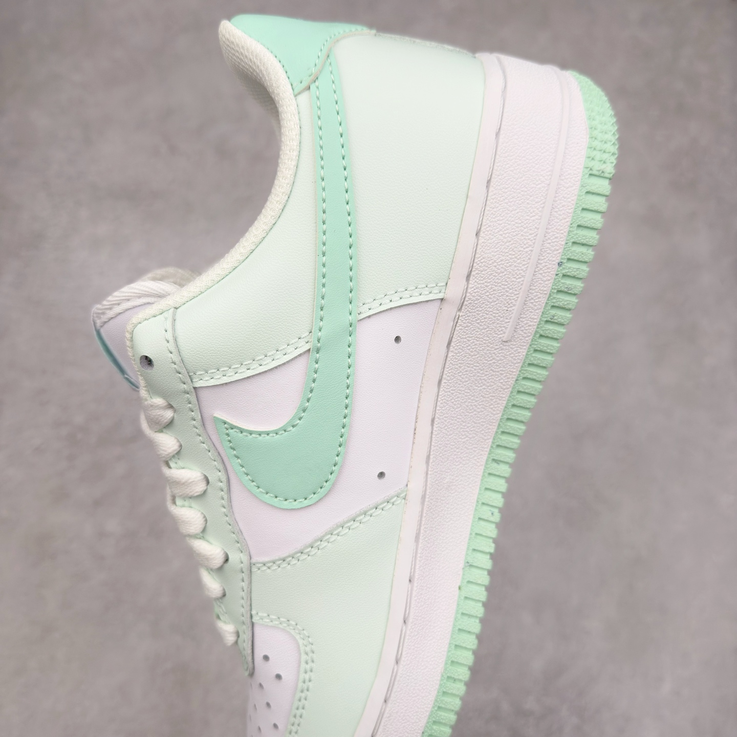 图片[7]-＃XT纯原福利 NK Air Force 1´07 Low 空军一号低帮百搭休闲运动板鞋 顶级批次 2022全新楦头鞋型 鱼鳞大底 历时开发三个月 清洁度完美 二维码鞋标 内置芯片及solo气垫 大底高度及其弧度依照正品 钢印 logo刺绣 鞋口弧度 鞋头长度 鞋面冲孔 鞋垫背胶及钢印 完美鞋型对比正品 每一处都是细节满满 柔软、弹性十足的缓震性能和出色的中底设计 横跨复古与现代的外型结合 造就出风靡全球 三十多年的Force 1 直到今天还深受青睐 实拍调校N版已经零色差零失真 百分百还原实物色彩所见即所得 不存在货不对板色差等低级问题 选购参考实物拍摄 不混卖不参货 只用心做好货严格选品 承诺混一赔十 尺码：36 36.5 37.5 38 38.5 39 40 40.5 41 42 42.5 43 44 44.5 45-选品中心