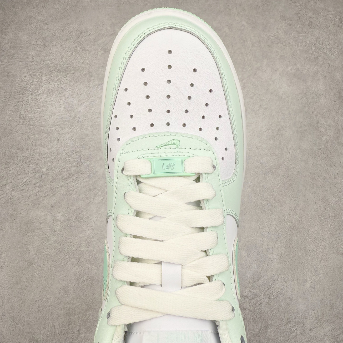 图片[4]-＃XT纯原福利 NK Air Force 1´07 Low 空军一号低帮百搭休闲运动板鞋 顶级批次 2022全新楦头鞋型 鱼鳞大底 历时开发三个月 清洁度完美 二维码鞋标 内置芯片及solo气垫 大底高度及其弧度依照正品 钢印 logo刺绣 鞋口弧度 鞋头长度 鞋面冲孔 鞋垫背胶及钢印 完美鞋型对比正品 每一处都是细节满满 柔软、弹性十足的缓震性能和出色的中底设计 横跨复古与现代的外型结合 造就出风靡全球 三十多年的Force 1 直到今天还深受青睐 实拍调校N版已经零色差零失真 百分百还原实物色彩所见即所得 不存在货不对板色差等低级问题 选购参考实物拍摄 不混卖不参货 只用心做好货严格选品 承诺混一赔十 尺码：36 36.5 37.5 38 38.5 39 40 40.5 41 42 42.5 43 44 44.5 45-选品中心