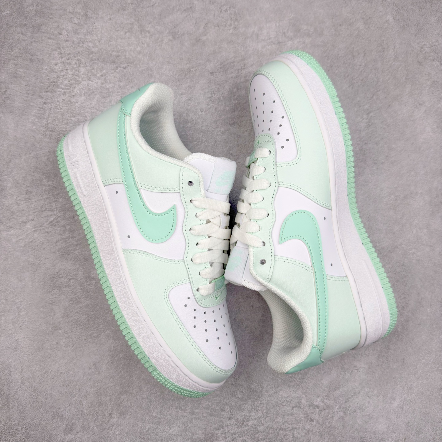 图片[3]-＃XT纯原福利 NK Air Force 1´07 Low 空军一号低帮百搭休闲运动板鞋 顶级批次 2022全新楦头鞋型 鱼鳞大底 历时开发三个月 清洁度完美 二维码鞋标 内置芯片及solo气垫 大底高度及其弧度依照正品 钢印 logo刺绣 鞋口弧度 鞋头长度 鞋面冲孔 鞋垫背胶及钢印 完美鞋型对比正品 每一处都是细节满满 柔软、弹性十足的缓震性能和出色的中底设计 横跨复古与现代的外型结合 造就出风靡全球 三十多年的Force 1 直到今天还深受青睐 实拍调校N版已经零色差零失真 百分百还原实物色彩所见即所得 不存在货不对板色差等低级问题 选购参考实物拍摄 不混卖不参货 只用心做好货严格选品 承诺混一赔十 尺码：36 36.5 37.5 38 38.5 39 40 40.5 41 42 42.5 43 44 44.5 45-选品中心