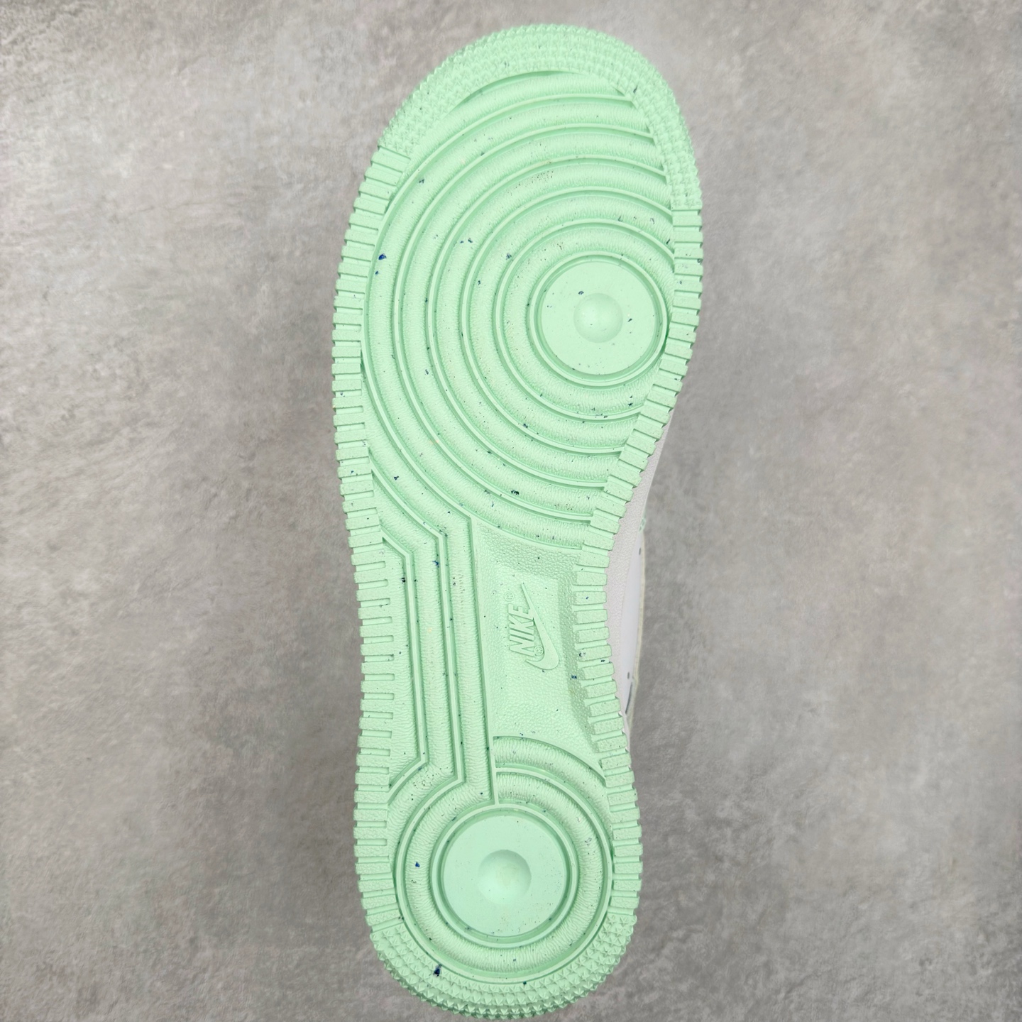 图片[9]-＃XT纯原福利 NK Air Force 1´07 Low 空军一号低帮百搭休闲运动板鞋 顶级批次 2022全新楦头鞋型 鱼鳞大底 历时开发三个月 清洁度完美 二维码鞋标 内置芯片及solo气垫 大底高度及其弧度依照正品 钢印 logo刺绣 鞋口弧度 鞋头长度 鞋面冲孔 鞋垫背胶及钢印 完美鞋型对比正品 每一处都是细节满满 柔软、弹性十足的缓震性能和出色的中底设计 横跨复古与现代的外型结合 造就出风靡全球 三十多年的Force 1 直到今天还深受青睐 实拍调校N版已经零色差零失真 百分百还原实物色彩所见即所得 不存在货不对板色差等低级问题 选购参考实物拍摄 不混卖不参货 只用心做好货严格选品 承诺混一赔十 尺码：36 36.5 37.5 38 38.5 39 40 40.5 41 42 42.5 43 44 44.5 45-选品中心