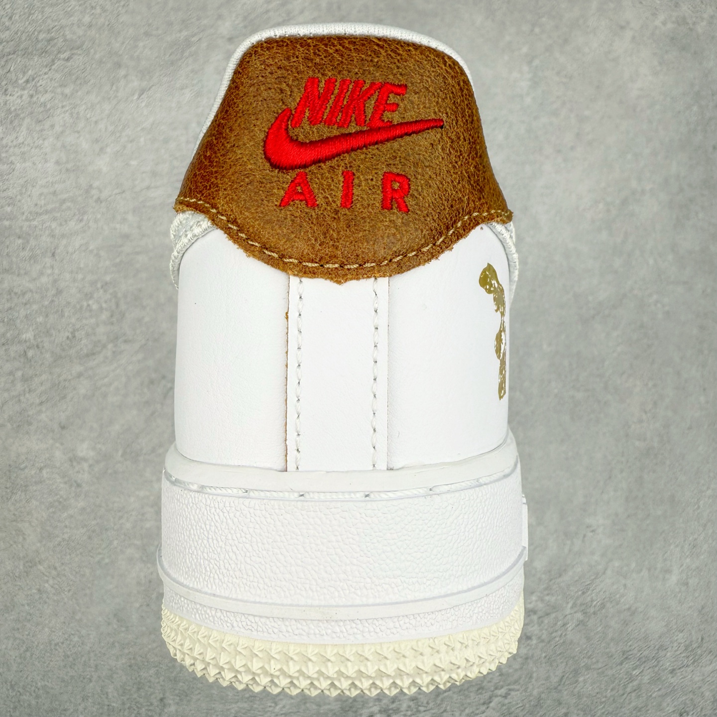 图片[8]-＃XT纯原福利 NK Air Force 1´07 Low 空军一号低帮百搭休闲运动板鞋 顶级批次 2022全新楦头鞋型 鱼鳞大底 历时开发三个月 清洁度完美 二维码鞋标 内置芯片及solo气垫 大底高度及其弧度依照正品 钢印 logo刺绣 鞋口弧度 鞋头长度 鞋面冲孔 鞋垫背胶及钢印 完美鞋型对比正品 每一处都是细节满满 柔软、弹性十足的缓震性能和出色的中底设计 横跨复古与现代的外型结合 造就出风靡全球 三十多年的Force 1 直到今天还深受青睐 实拍调校N版已经零色差零失真 百分百还原实物色彩所见即所得 不存在货不对板色差等低级问题 选购参考实物拍摄 不混卖不参货 只用心做好货严格选品 承诺混一赔十 尺码：36 36.5 37.5 38 38.5 39 40 40.5 41 42 42.5 43 44 44.5 45-选品中心