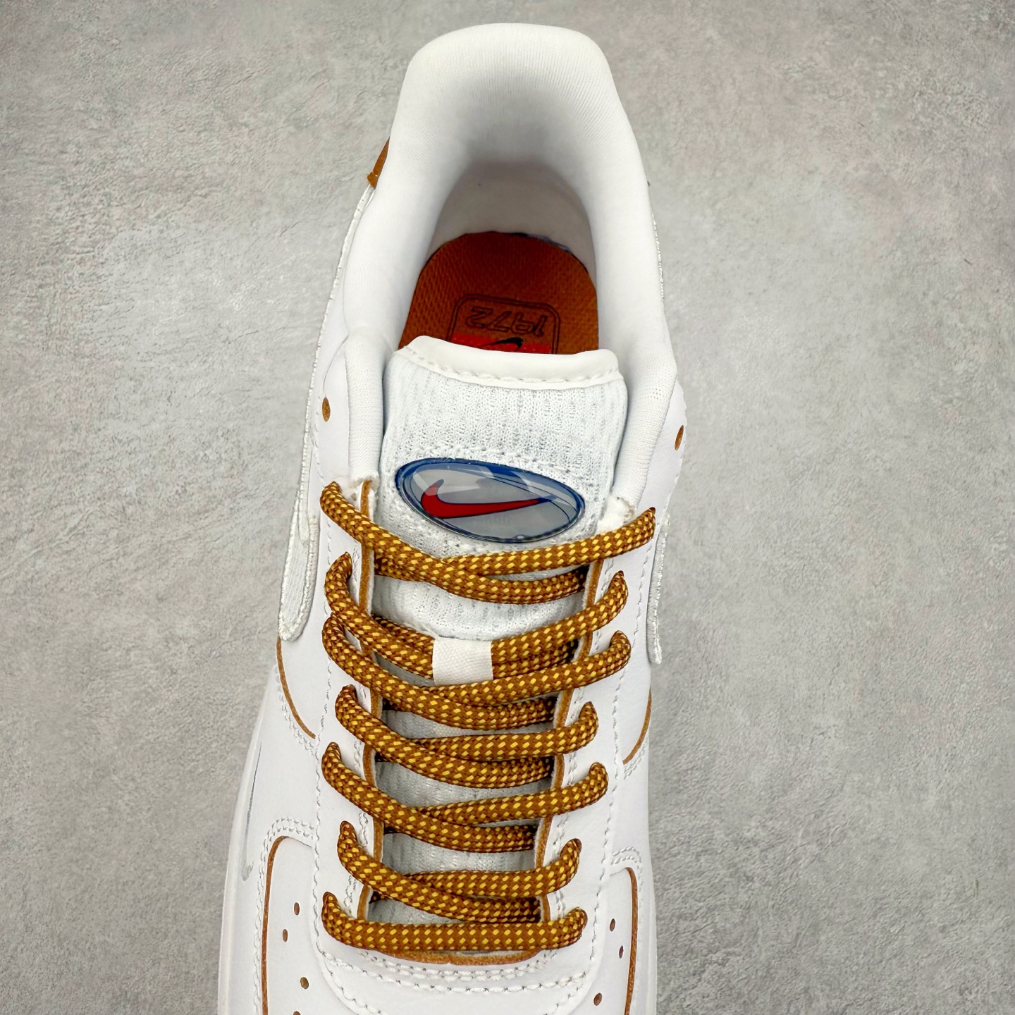 图片[5]-＃XT纯原福利 NK Air Force 1´07 Low 空军一号低帮百搭休闲运动板鞋 顶级批次 2022全新楦头鞋型 鱼鳞大底 历时开发三个月 清洁度完美 二维码鞋标 内置芯片及solo气垫 大底高度及其弧度依照正品 钢印 logo刺绣 鞋口弧度 鞋头长度 鞋面冲孔 鞋垫背胶及钢印 完美鞋型对比正品 每一处都是细节满满 柔软、弹性十足的缓震性能和出色的中底设计 横跨复古与现代的外型结合 造就出风靡全球 三十多年的Force 1 直到今天还深受青睐 实拍调校N版已经零色差零失真 百分百还原实物色彩所见即所得 不存在货不对板色差等低级问题 选购参考实物拍摄 不混卖不参货 只用心做好货严格选品 承诺混一赔十 尺码：36 36.5 37.5 38 38.5 39 40 40.5 41 42 42.5 43 44 44.5 45-选品中心