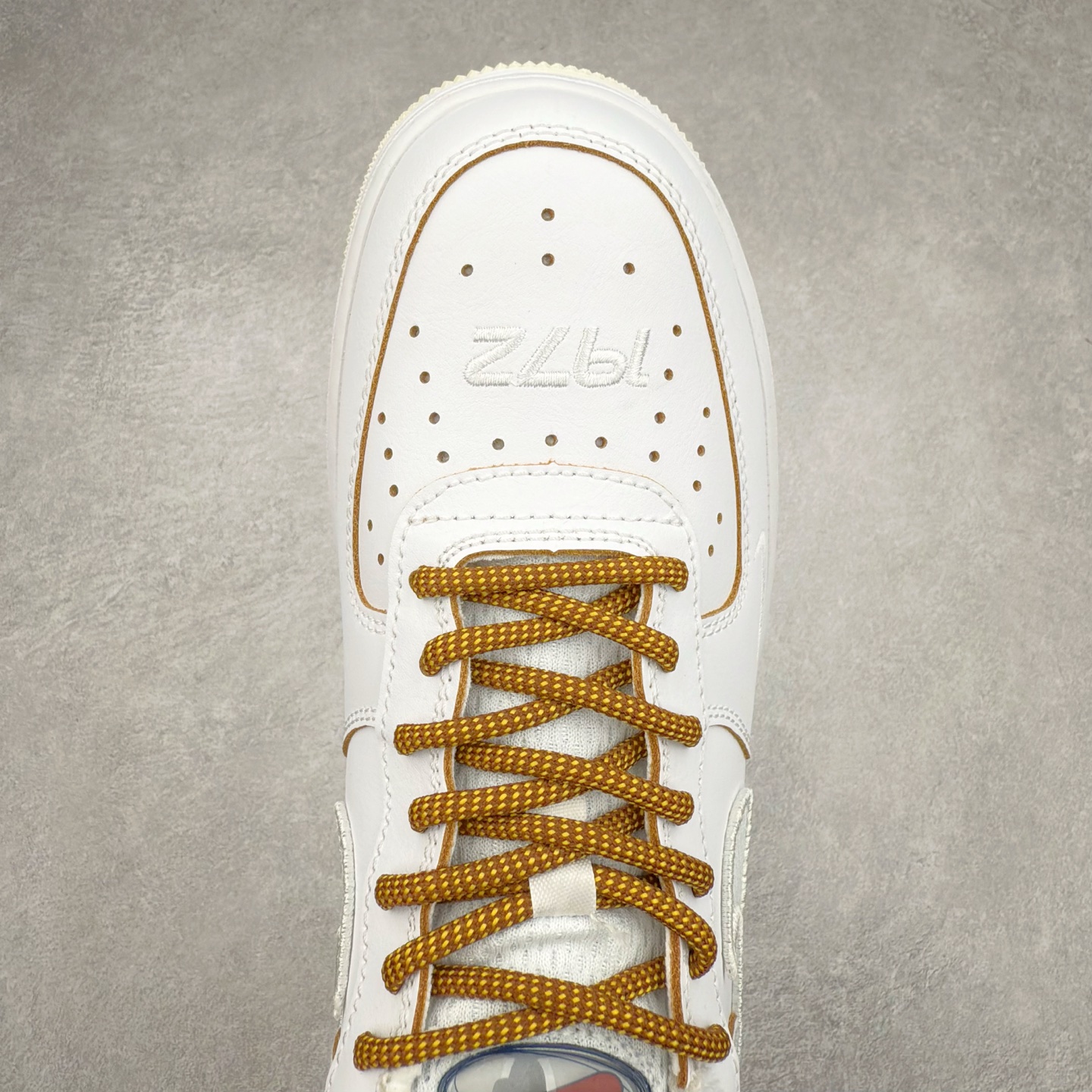 图片[4]-＃XT纯原福利 NK Air Force 1´07 Low 空军一号低帮百搭休闲运动板鞋 顶级批次 2022全新楦头鞋型 鱼鳞大底 历时开发三个月 清洁度完美 二维码鞋标 内置芯片及solo气垫 大底高度及其弧度依照正品 钢印 logo刺绣 鞋口弧度 鞋头长度 鞋面冲孔 鞋垫背胶及钢印 完美鞋型对比正品 每一处都是细节满满 柔软、弹性十足的缓震性能和出色的中底设计 横跨复古与现代的外型结合 造就出风靡全球 三十多年的Force 1 直到今天还深受青睐 实拍调校N版已经零色差零失真 百分百还原实物色彩所见即所得 不存在货不对板色差等低级问题 选购参考实物拍摄 不混卖不参货 只用心做好货严格选品 承诺混一赔十 尺码：36 36.5 37.5 38 38.5 39 40 40.5 41 42 42.5 43 44 44.5 45-选品中心