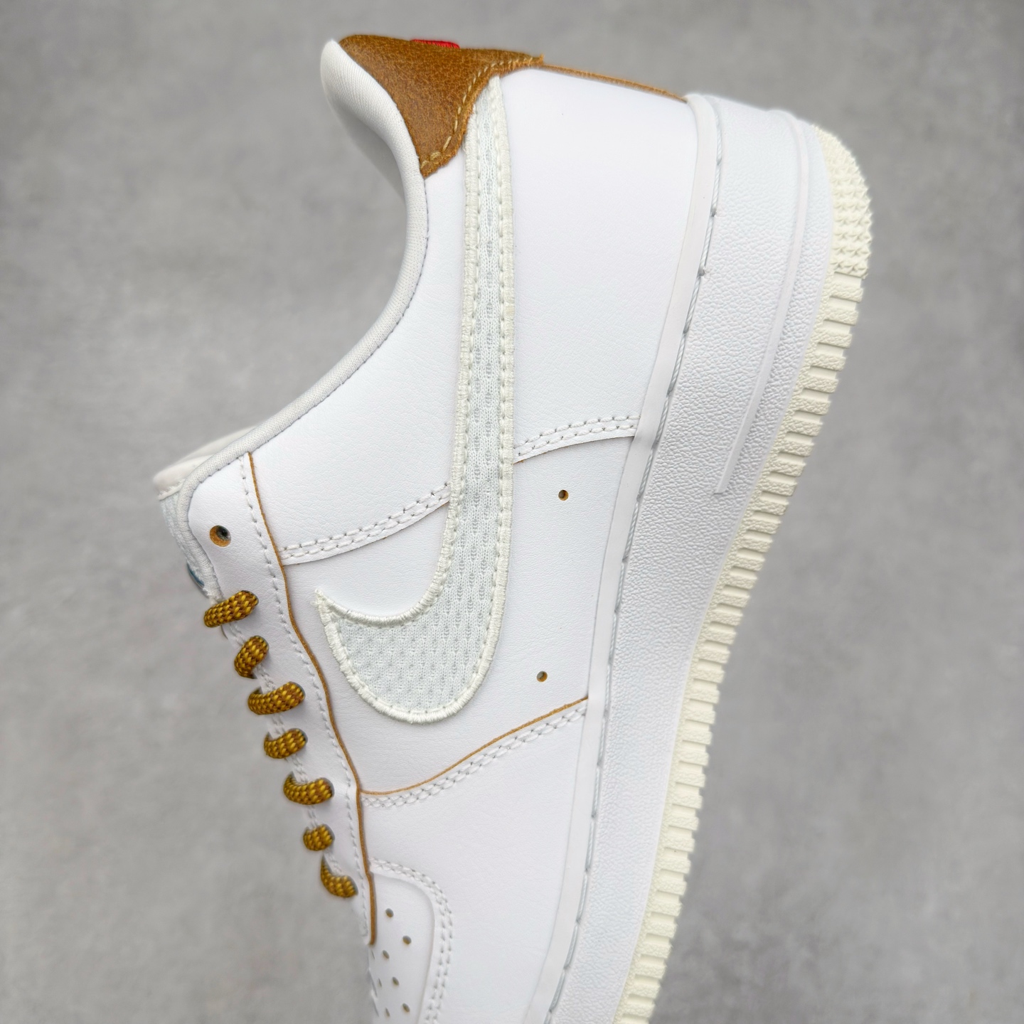 图片[7]-＃XT纯原福利 NK Air Force 1´07 Low 空军一号低帮百搭休闲运动板鞋 顶级批次 2022全新楦头鞋型 鱼鳞大底 历时开发三个月 清洁度完美 二维码鞋标 内置芯片及solo气垫 大底高度及其弧度依照正品 钢印 logo刺绣 鞋口弧度 鞋头长度 鞋面冲孔 鞋垫背胶及钢印 完美鞋型对比正品 每一处都是细节满满 柔软、弹性十足的缓震性能和出色的中底设计 横跨复古与现代的外型结合 造就出风靡全球 三十多年的Force 1 直到今天还深受青睐 实拍调校N版已经零色差零失真 百分百还原实物色彩所见即所得 不存在货不对板色差等低级问题 选购参考实物拍摄 不混卖不参货 只用心做好货严格选品 承诺混一赔十 尺码：36 36.5 37.5 38 38.5 39 40 40.5 41 42 42.5 43 44 44.5 45-选品中心