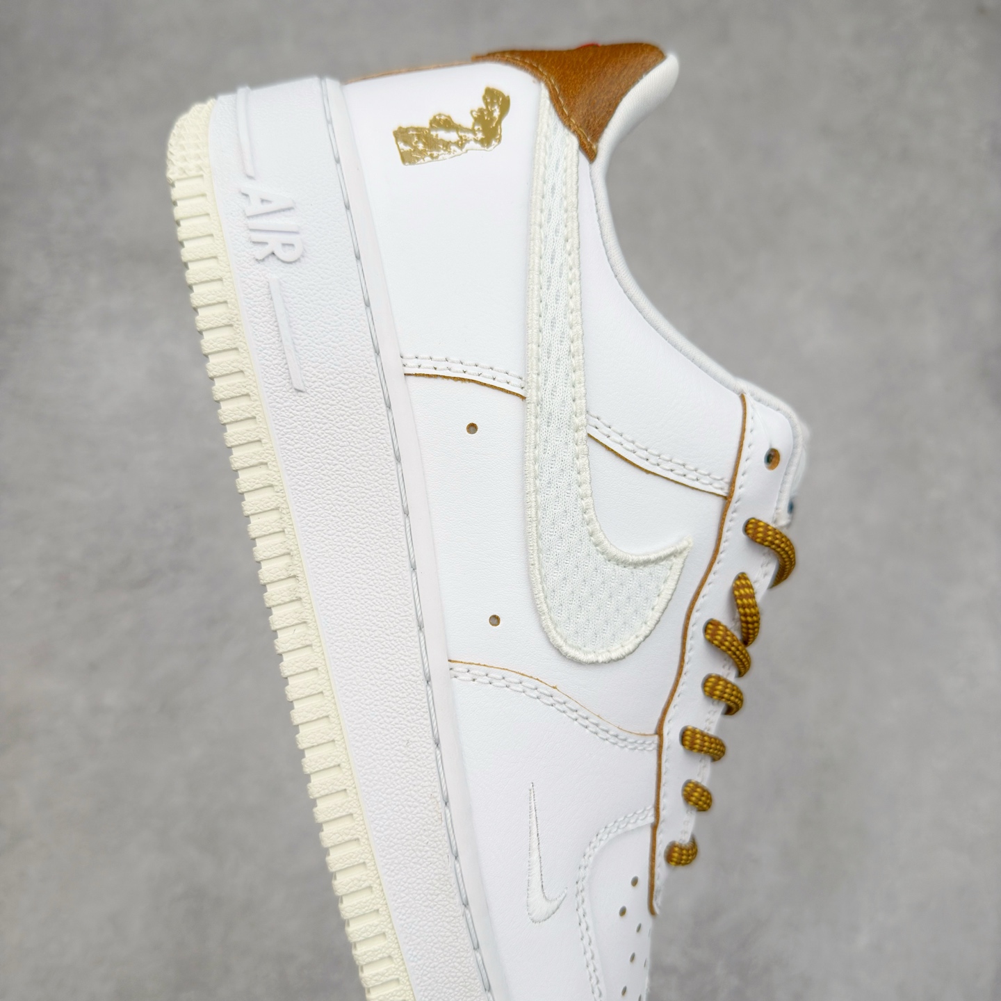 图片[6]-＃XT纯原福利 NK Air Force 1´07 Low 空军一号低帮百搭休闲运动板鞋 顶级批次 2022全新楦头鞋型 鱼鳞大底 历时开发三个月 清洁度完美 二维码鞋标 内置芯片及solo气垫 大底高度及其弧度依照正品 钢印 logo刺绣 鞋口弧度 鞋头长度 鞋面冲孔 鞋垫背胶及钢印 完美鞋型对比正品 每一处都是细节满满 柔软、弹性十足的缓震性能和出色的中底设计 横跨复古与现代的外型结合 造就出风靡全球 三十多年的Force 1 直到今天还深受青睐 实拍调校N版已经零色差零失真 百分百还原实物色彩所见即所得 不存在货不对板色差等低级问题 选购参考实物拍摄 不混卖不参货 只用心做好货严格选品 承诺混一赔十 尺码：36 36.5 37.5 38 38.5 39 40 40.5 41 42 42.5 43 44 44.5 45-选品中心