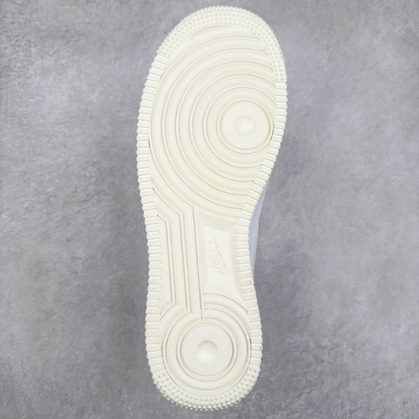 图片[9]-＃XT纯原福利 NK Air Force 1´07 Low 空军一号低帮百搭休闲运动板鞋 顶级批次 2022全新楦头鞋型 鱼鳞大底 历时开发三个月 清洁度完美 二维码鞋标 内置芯片及solo气垫 大底高度及其弧度依照正品 钢印 logo刺绣 鞋口弧度 鞋头长度 鞋面冲孔 鞋垫背胶及钢印 完美鞋型对比正品 每一处都是细节满满 柔软、弹性十足的缓震性能和出色的中底设计 横跨复古与现代的外型结合 造就出风靡全球 三十多年的Force 1 直到今天还深受青睐 实拍调校N版已经零色差零失真 百分百还原实物色彩所见即所得 不存在货不对板色差等低级问题 选购参考实物拍摄 不混卖不参货 只用心做好货严格选品 承诺混一赔十 尺码：36 36.5 37.5 38 38.5 39 40 40.5 41 42 42.5 43 44 44.5 45-选品中心