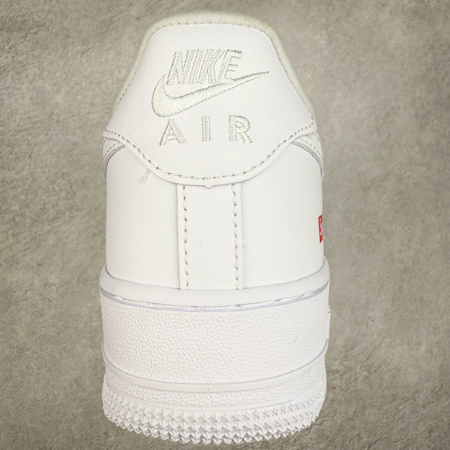 图片[8]-＃XT纯原福利 NK Air Force 1´07 Low 空军一号低帮百搭休闲运动板鞋 顶级批次 2022全新楦头鞋型 鱼鳞大底 历时开发三个月 清洁度完美 二维码鞋标 内置芯片及solo气垫 大底高度及其弧度依照正品 钢印 logo刺绣 鞋口弧度 鞋头长度 鞋面冲孔 鞋垫背胶及钢印 完美鞋型对比正品 每一处都是细节满满 柔软、弹性十足的缓震性能和出色的中底设计 横跨复古与现代的外型结合 造就出风靡全球 三十多年的Force 1 直到今天还深受青睐 实拍调校N版已经零色差零失真 百分百还原实物色彩所见即所得 不存在货不对板色差等低级问题 选购参考实物拍摄 不混卖不参货 只用心做好货严格选品 承诺混一赔十 尺码：36 36.5 37.5 38 38.5 39 40 40.5 41 42 42.5 43 44 44.5 45-选品中心