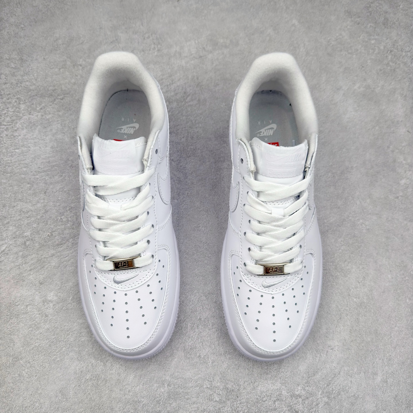 图片[2]-＃XT纯原福利 NK Air Force 1´07 Low 空军一号低帮百搭休闲运动板鞋 顶级批次 2022全新楦头鞋型 鱼鳞大底 历时开发三个月 清洁度完美 二维码鞋标 内置芯片及solo气垫 大底高度及其弧度依照正品 钢印 logo刺绣 鞋口弧度 鞋头长度 鞋面冲孔 鞋垫背胶及钢印 完美鞋型对比正品 每一处都是细节满满 柔软、弹性十足的缓震性能和出色的中底设计 横跨复古与现代的外型结合 造就出风靡全球 三十多年的Force 1 直到今天还深受青睐 实拍调校N版已经零色差零失真 百分百还原实物色彩所见即所得 不存在货不对板色差等低级问题 选购参考实物拍摄 不混卖不参货 只用心做好货严格选品 承诺混一赔十 尺码：36 36.5 37.5 38 38.5 39 40 40.5 41 42 42.5 43 44 44.5 45-选品中心