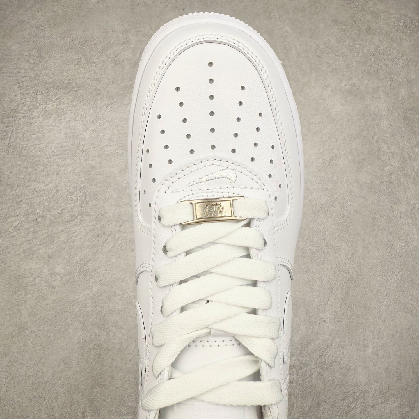 图片[4]-＃XT纯原福利 NK Air Force 1´07 Low 空军一号低帮百搭休闲运动板鞋 顶级批次 2022全新楦头鞋型 鱼鳞大底 历时开发三个月 清洁度完美 二维码鞋标 内置芯片及solo气垫 大底高度及其弧度依照正品 钢印 logo刺绣 鞋口弧度 鞋头长度 鞋面冲孔 鞋垫背胶及钢印 完美鞋型对比正品 每一处都是细节满满 柔软、弹性十足的缓震性能和出色的中底设计 横跨复古与现代的外型结合 造就出风靡全球 三十多年的Force 1 直到今天还深受青睐 实拍调校N版已经零色差零失真 百分百还原实物色彩所见即所得 不存在货不对板色差等低级问题 选购参考实物拍摄 不混卖不参货 只用心做好货严格选品 承诺混一赔十 尺码：36 36.5 37.5 38 38.5 39 40 40.5 41 42 42.5 43 44 44.5 45-选品中心