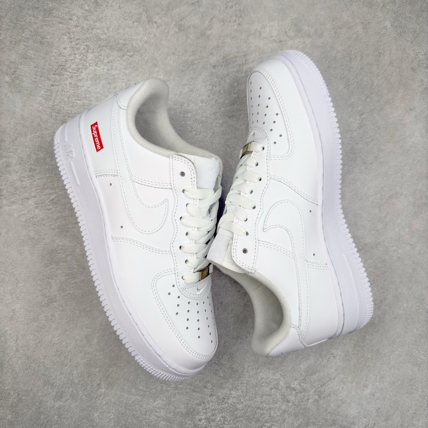 图片[3]-＃XT纯原福利 NK Air Force 1´07 Low 空军一号低帮百搭休闲运动板鞋 顶级批次 2022全新楦头鞋型 鱼鳞大底 历时开发三个月 清洁度完美 二维码鞋标 内置芯片及solo气垫 大底高度及其弧度依照正品 钢印 logo刺绣 鞋口弧度 鞋头长度 鞋面冲孔 鞋垫背胶及钢印 完美鞋型对比正品 每一处都是细节满满 柔软、弹性十足的缓震性能和出色的中底设计 横跨复古与现代的外型结合 造就出风靡全球 三十多年的Force 1 直到今天还深受青睐 实拍调校N版已经零色差零失真 百分百还原实物色彩所见即所得 不存在货不对板色差等低级问题 选购参考实物拍摄 不混卖不参货 只用心做好货严格选品 承诺混一赔十 尺码：36 36.5 37.5 38 38.5 39 40 40.5 41 42 42.5 43 44 44.5 45-选品中心