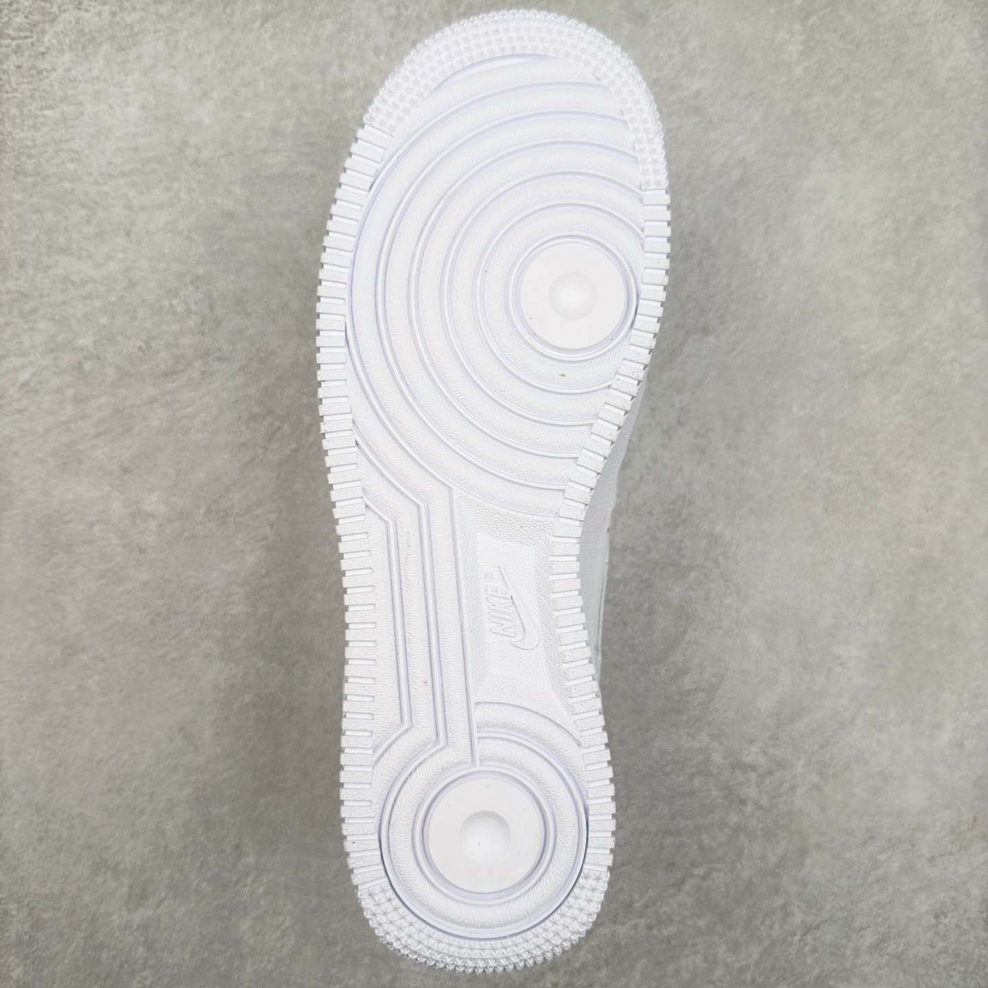 图片[9]-＃XT纯原福利 NK Air Force 1´07 Low 空军一号低帮百搭休闲运动板鞋 顶级批次 2022全新楦头鞋型 鱼鳞大底 历时开发三个月 清洁度完美 二维码鞋标 内置芯片及solo气垫 大底高度及其弧度依照正品 钢印 logo刺绣 鞋口弧度 鞋头长度 鞋面冲孔 鞋垫背胶及钢印 完美鞋型对比正品 每一处都是细节满满 柔软、弹性十足的缓震性能和出色的中底设计 横跨复古与现代的外型结合 造就出风靡全球 三十多年的Force 1 直到今天还深受青睐 实拍调校N版已经零色差零失真 百分百还原实物色彩所见即所得 不存在货不对板色差等低级问题 选购参考实物拍摄 不混卖不参货 只用心做好货严格选品 承诺混一赔十 尺码：36 36.5 37.5 38 38.5 39 40 40.5 41 42 42.5 43 44 44.5 45-选品中心