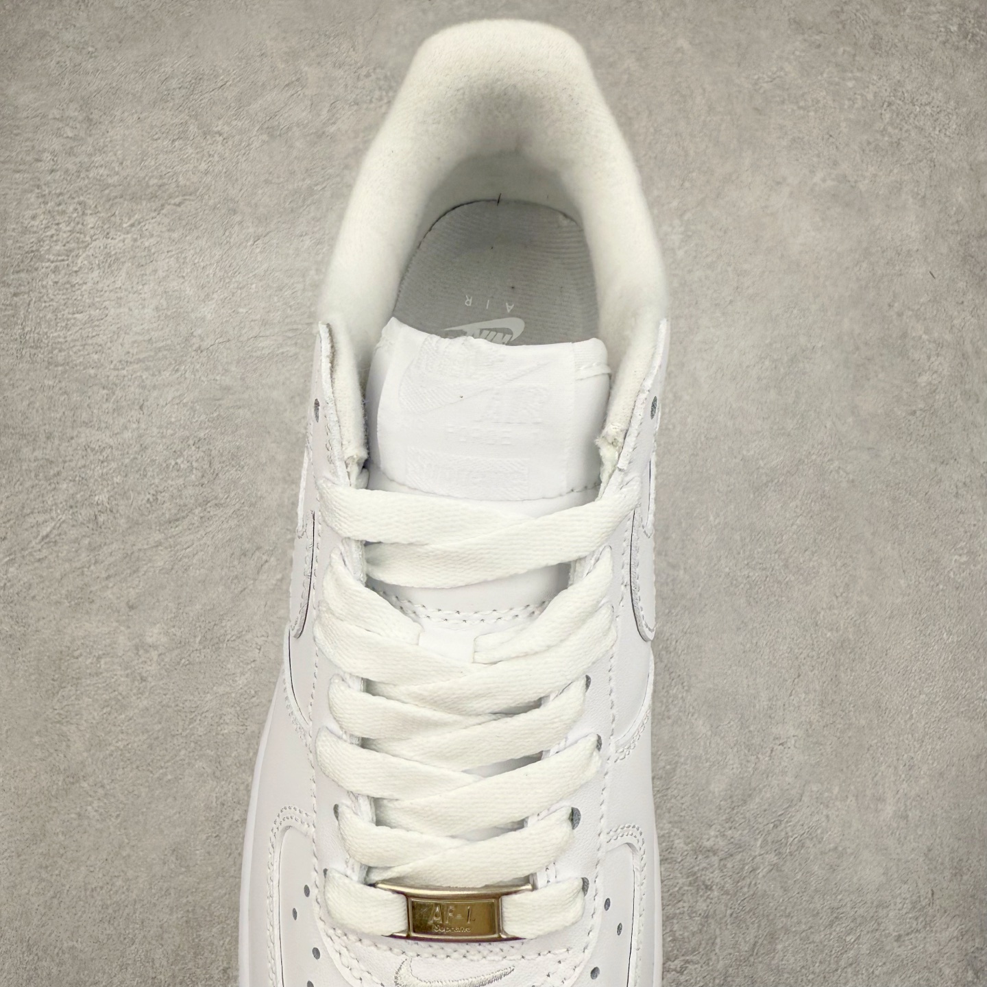 图片[5]-＃XT纯原福利 NK Air Force 1´07 Low 空军一号低帮百搭休闲运动板鞋 顶级批次 2022全新楦头鞋型 鱼鳞大底 历时开发三个月 清洁度完美 二维码鞋标 内置芯片及solo气垫 大底高度及其弧度依照正品 钢印 logo刺绣 鞋口弧度 鞋头长度 鞋面冲孔 鞋垫背胶及钢印 完美鞋型对比正品 每一处都是细节满满 柔软、弹性十足的缓震性能和出色的中底设计 横跨复古与现代的外型结合 造就出风靡全球 三十多年的Force 1 直到今天还深受青睐 实拍调校N版已经零色差零失真 百分百还原实物色彩所见即所得 不存在货不对板色差等低级问题 选购参考实物拍摄 不混卖不参货 只用心做好货严格选品 承诺混一赔十 尺码：36 36.5 37.5 38 38.5 39 40 40.5 41 42 42.5 43 44 44.5 45-选品中心