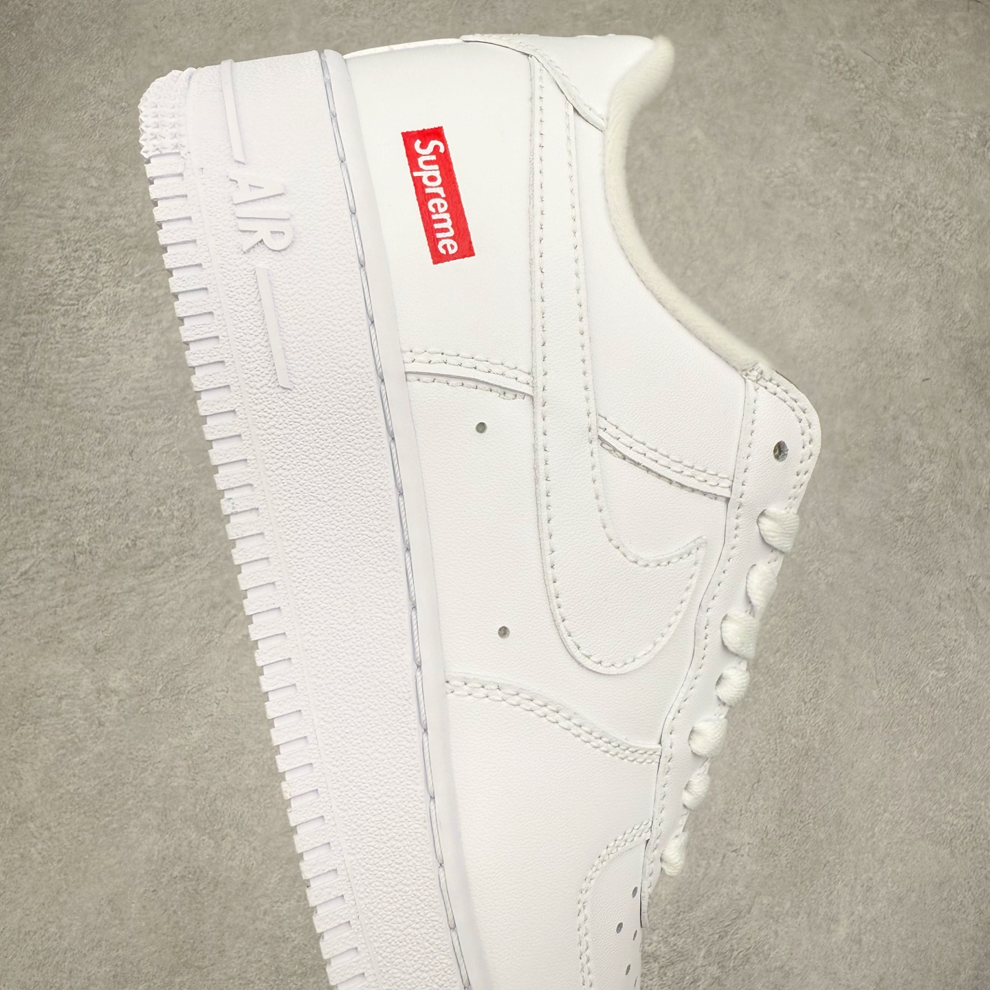 图片[6]-＃XT纯原福利 NK Air Force 1´07 Low 空军一号低帮百搭休闲运动板鞋 顶级批次 2022全新楦头鞋型 鱼鳞大底 历时开发三个月 清洁度完美 二维码鞋标 内置芯片及solo气垫 大底高度及其弧度依照正品 钢印 logo刺绣 鞋口弧度 鞋头长度 鞋面冲孔 鞋垫背胶及钢印 完美鞋型对比正品 每一处都是细节满满 柔软、弹性十足的缓震性能和出色的中底设计 横跨复古与现代的外型结合 造就出风靡全球 三十多年的Force 1 直到今天还深受青睐 实拍调校N版已经零色差零失真 百分百还原实物色彩所见即所得 不存在货不对板色差等低级问题 选购参考实物拍摄 不混卖不参货 只用心做好货严格选品 承诺混一赔十 尺码：36 36.5 37.5 38 38.5 39 40 40.5 41 42 42.5 43 44 44.5 45-选品中心