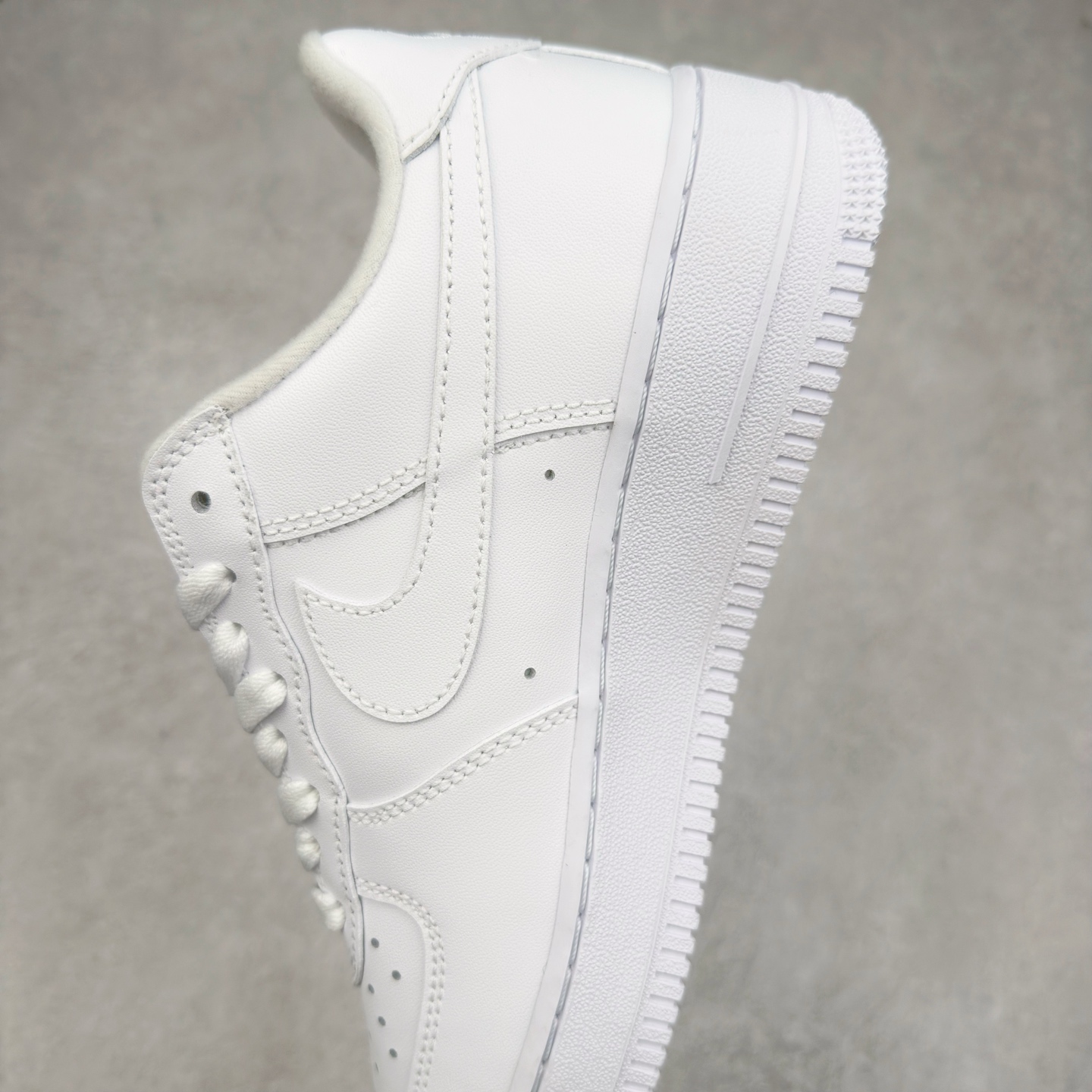 图片[7]-＃XT纯原福利 NK Air Force 1´07 Low 空军一号低帮百搭休闲运动板鞋 顶级批次 2022全新楦头鞋型 鱼鳞大底 历时开发三个月 清洁度完美 二维码鞋标 内置芯片及solo气垫 大底高度及其弧度依照正品 钢印 logo刺绣 鞋口弧度 鞋头长度 鞋面冲孔 鞋垫背胶及钢印 完美鞋型对比正品 每一处都是细节满满 柔软、弹性十足的缓震性能和出色的中底设计 横跨复古与现代的外型结合 造就出风靡全球 三十多年的Force 1 直到今天还深受青睐 实拍调校N版已经零色差零失真 百分百还原实物色彩所见即所得 不存在货不对板色差等低级问题 选购参考实物拍摄 不混卖不参货 只用心做好货严格选品 承诺混一赔十 尺码：36 36.5 37.5 38 38.5 39 40 40.5 41 42 42.5 43 44 44.5 45-选品中心