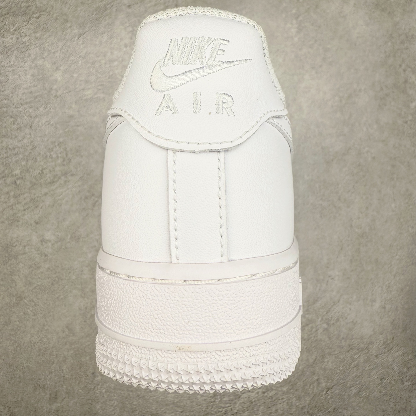 图片[8]-＃XT纯原福利 NK Air Force 1´07 Low 空军一号低帮百搭休闲运动板鞋 顶级批次 2022全新楦头鞋型 鱼鳞大底 历时开发三个月 清洁度完美 二维码鞋标 内置芯片及solo气垫 大底高度及其弧度依照正品 钢印 logo刺绣 鞋口弧度 鞋头长度 鞋面冲孔 鞋垫背胶及钢印 完美鞋型对比正品 每一处都是细节满满 柔软、弹性十足的缓震性能和出色的中底设计 横跨复古与现代的外型结合 造就出风靡全球 三十多年的Force 1 直到今天还深受青睐 实拍调校N版已经零色差零失真 百分百还原实物色彩所见即所得 不存在货不对板色差等低级问题 选购参考实物拍摄 不混卖不参货 只用心做好货严格选品 承诺混一赔十 尺码：36 36.5 37.5 38 38.5 39 40 40.5 41 42 42.5 43 44 44.5 45-选品中心