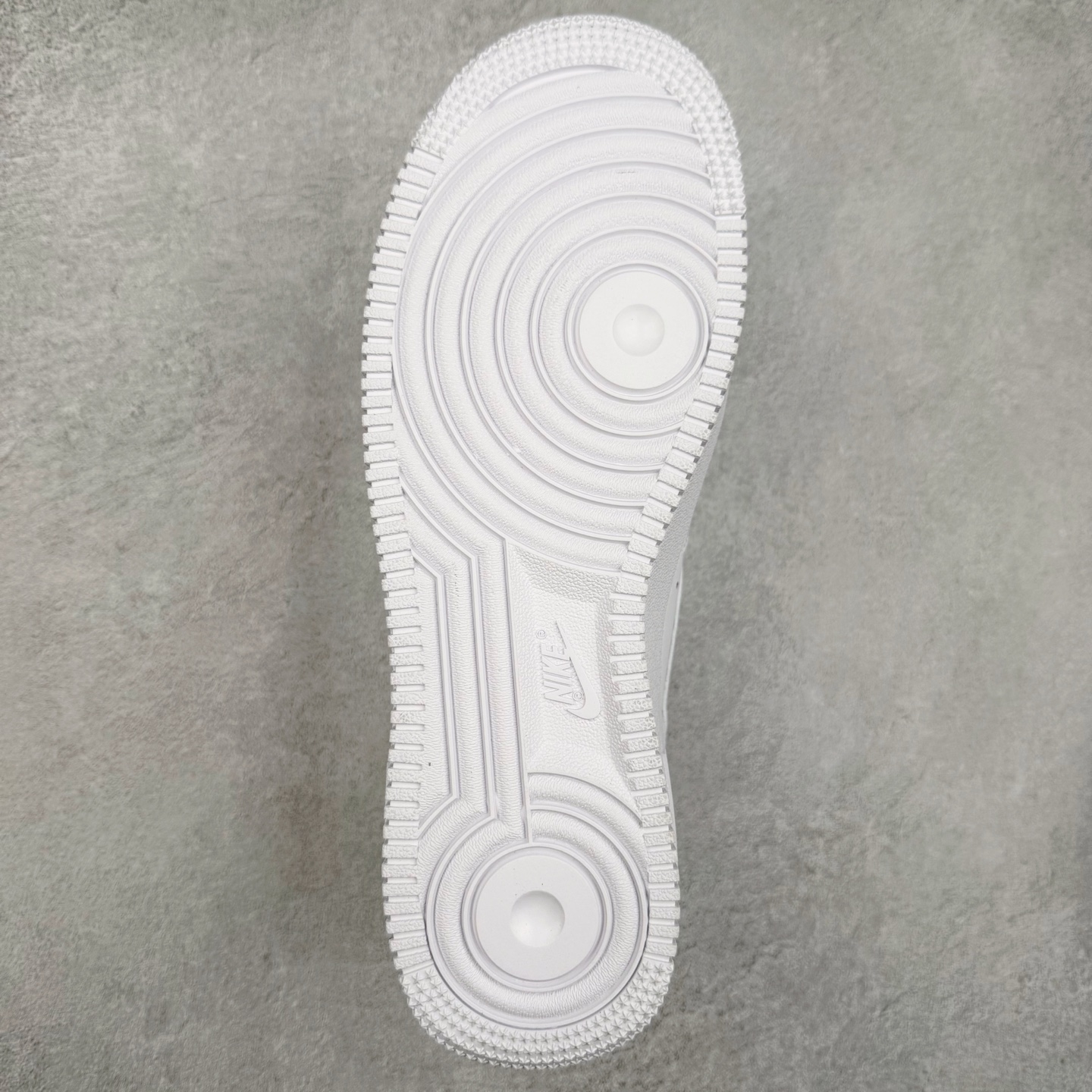 图片[9]-＃XT纯原福利 NK Air Force 1´07 Low 空军一号低帮百搭休闲运动板鞋 顶级批次 2022全新楦头鞋型 鱼鳞大底 历时开发三个月 清洁度完美 二维码鞋标 内置芯片及solo气垫 大底高度及其弧度依照正品 钢印 logo刺绣 鞋口弧度 鞋头长度 鞋面冲孔 鞋垫背胶及钢印 完美鞋型对比正品 每一处都是细节满满 柔软、弹性十足的缓震性能和出色的中底设计 横跨复古与现代的外型结合 造就出风靡全球 三十多年的Force 1 直到今天还深受青睐 实拍调校N版已经零色差零失真 百分百还原实物色彩所见即所得 不存在货不对板色差等低级问题 选购参考实物拍摄 不混卖不参货 只用心做好货严格选品 承诺混一赔十 尺码：36 36.5 37.5 38 38.5 39 40 40.5 41 42 42.5 43 44 44.5 45-选品中心