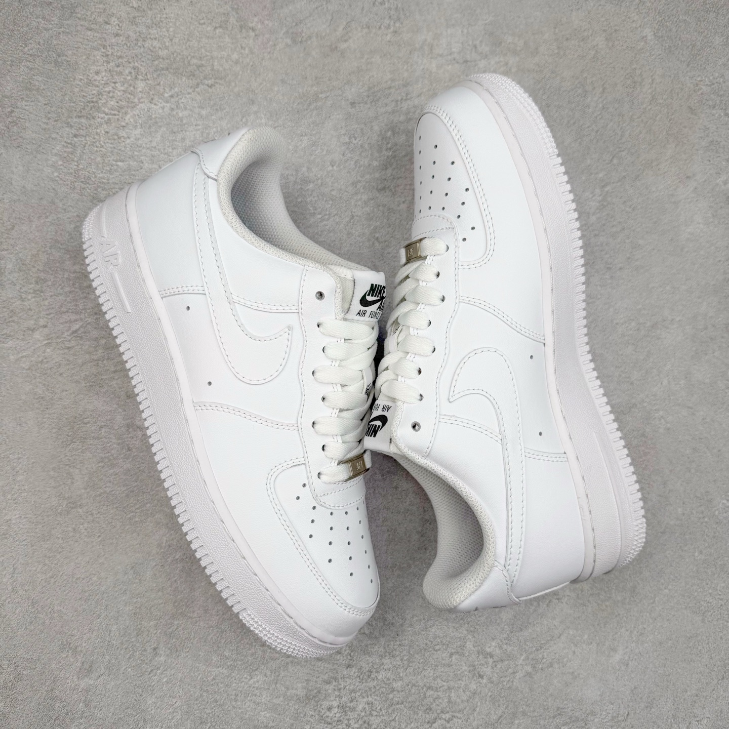 图片[3]-＃XT纯原福利 NK Air Force 1´07 Low 空军一号低帮百搭休闲运动板鞋 顶级批次 2022全新楦头鞋型 鱼鳞大底 历时开发三个月 清洁度完美 二维码鞋标 内置芯片及solo气垫 大底高度及其弧度依照正品 钢印 logo刺绣 鞋口弧度 鞋头长度 鞋面冲孔 鞋垫背胶及钢印 完美鞋型对比正品 每一处都是细节满满 柔软、弹性十足的缓震性能和出色的中底设计 横跨复古与现代的外型结合 造就出风靡全球 三十多年的Force 1 直到今天还深受青睐 实拍调校N版已经零色差零失真 百分百还原实物色彩所见即所得 不存在货不对板色差等低级问题 选购参考实物拍摄 不混卖不参货 只用心做好货严格选品 承诺混一赔十 尺码：36 36.5 37.5 38 38.5 39 40 40.5 41 42 42.5 43 44 44.5 45-选品中心