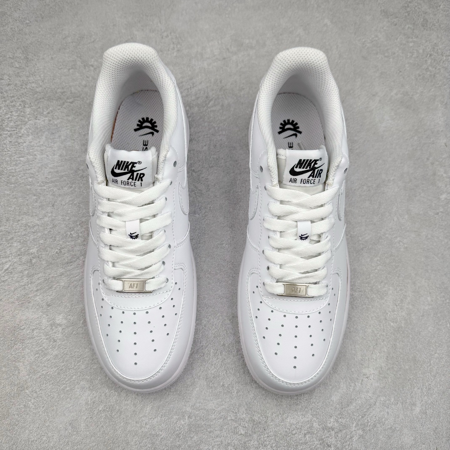 图片[2]-＃XT纯原福利 NK Air Force 1´07 Low 空军一号低帮百搭休闲运动板鞋 顶级批次 2022全新楦头鞋型 鱼鳞大底 历时开发三个月 清洁度完美 二维码鞋标 内置芯片及solo气垫 大底高度及其弧度依照正品 钢印 logo刺绣 鞋口弧度 鞋头长度 鞋面冲孔 鞋垫背胶及钢印 完美鞋型对比正品 每一处都是细节满满 柔软、弹性十足的缓震性能和出色的中底设计 横跨复古与现代的外型结合 造就出风靡全球 三十多年的Force 1 直到今天还深受青睐 实拍调校N版已经零色差零失真 百分百还原实物色彩所见即所得 不存在货不对板色差等低级问题 选购参考实物拍摄 不混卖不参货 只用心做好货严格选品 承诺混一赔十 尺码：36 36.5 37.5 38 38.5 39 40 40.5 41 42 42.5 43 44 44.5 45-选品中心