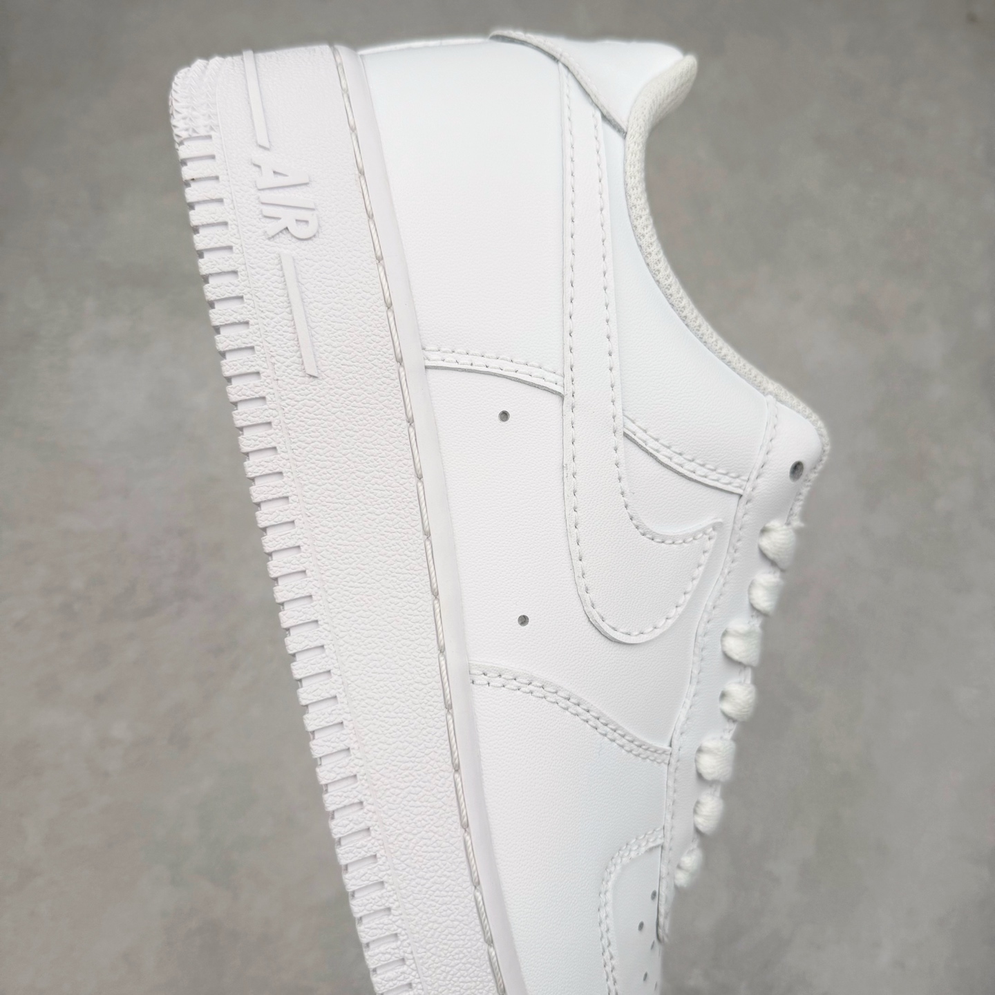 图片[6]-＃XT纯原福利 NK Air Force 1´07 Low 空军一号低帮百搭休闲运动板鞋 顶级批次 2022全新楦头鞋型 鱼鳞大底 历时开发三个月 清洁度完美 二维码鞋标 内置芯片及solo气垫 大底高度及其弧度依照正品 钢印 logo刺绣 鞋口弧度 鞋头长度 鞋面冲孔 鞋垫背胶及钢印 完美鞋型对比正品 每一处都是细节满满 柔软、弹性十足的缓震性能和出色的中底设计 横跨复古与现代的外型结合 造就出风靡全球 三十多年的Force 1 直到今天还深受青睐 实拍调校N版已经零色差零失真 百分百还原实物色彩所见即所得 不存在货不对板色差等低级问题 选购参考实物拍摄 不混卖不参货 只用心做好货严格选品 承诺混一赔十 尺码：36 36.5 37.5 38 38.5 39 40 40.5 41 42 42.5 43 44 44.5 45-选品中心