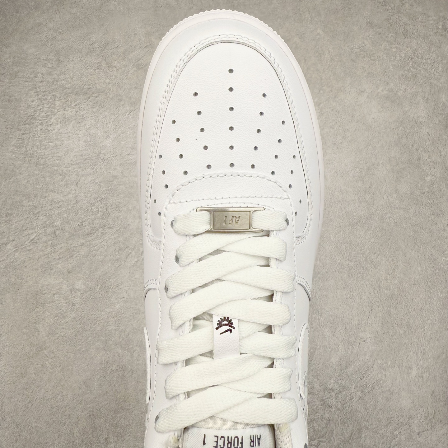 图片[4]-＃XT纯原福利 NK Air Force 1´07 Low 空军一号低帮百搭休闲运动板鞋 顶级批次 2022全新楦头鞋型 鱼鳞大底 历时开发三个月 清洁度完美 二维码鞋标 内置芯片及solo气垫 大底高度及其弧度依照正品 钢印 logo刺绣 鞋口弧度 鞋头长度 鞋面冲孔 鞋垫背胶及钢印 完美鞋型对比正品 每一处都是细节满满 柔软、弹性十足的缓震性能和出色的中底设计 横跨复古与现代的外型结合 造就出风靡全球 三十多年的Force 1 直到今天还深受青睐 实拍调校N版已经零色差零失真 百分百还原实物色彩所见即所得 不存在货不对板色差等低级问题 选购参考实物拍摄 不混卖不参货 只用心做好货严格选品 承诺混一赔十 尺码：36 36.5 37.5 38 38.5 39 40 40.5 41 42 42.5 43 44 44.5 45-选品中心